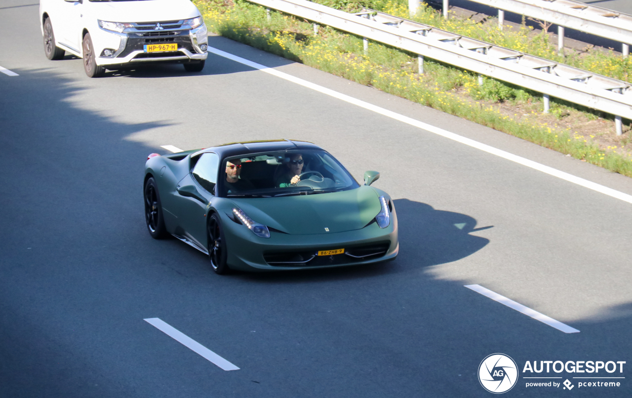Legergroene Ferrari 458 Italia gaat er met de Spot van de dag vandoor