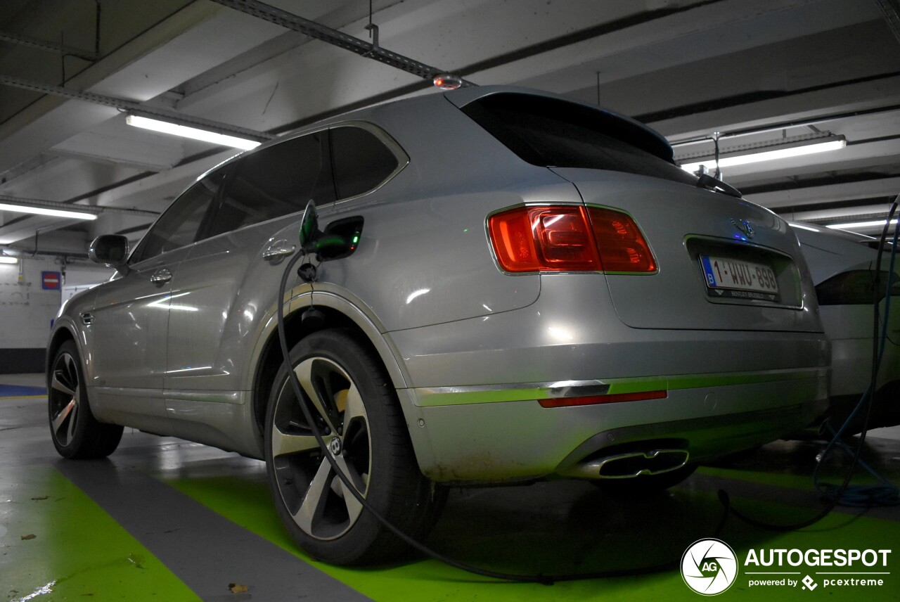 Bentley Bentayga met stekker gespot