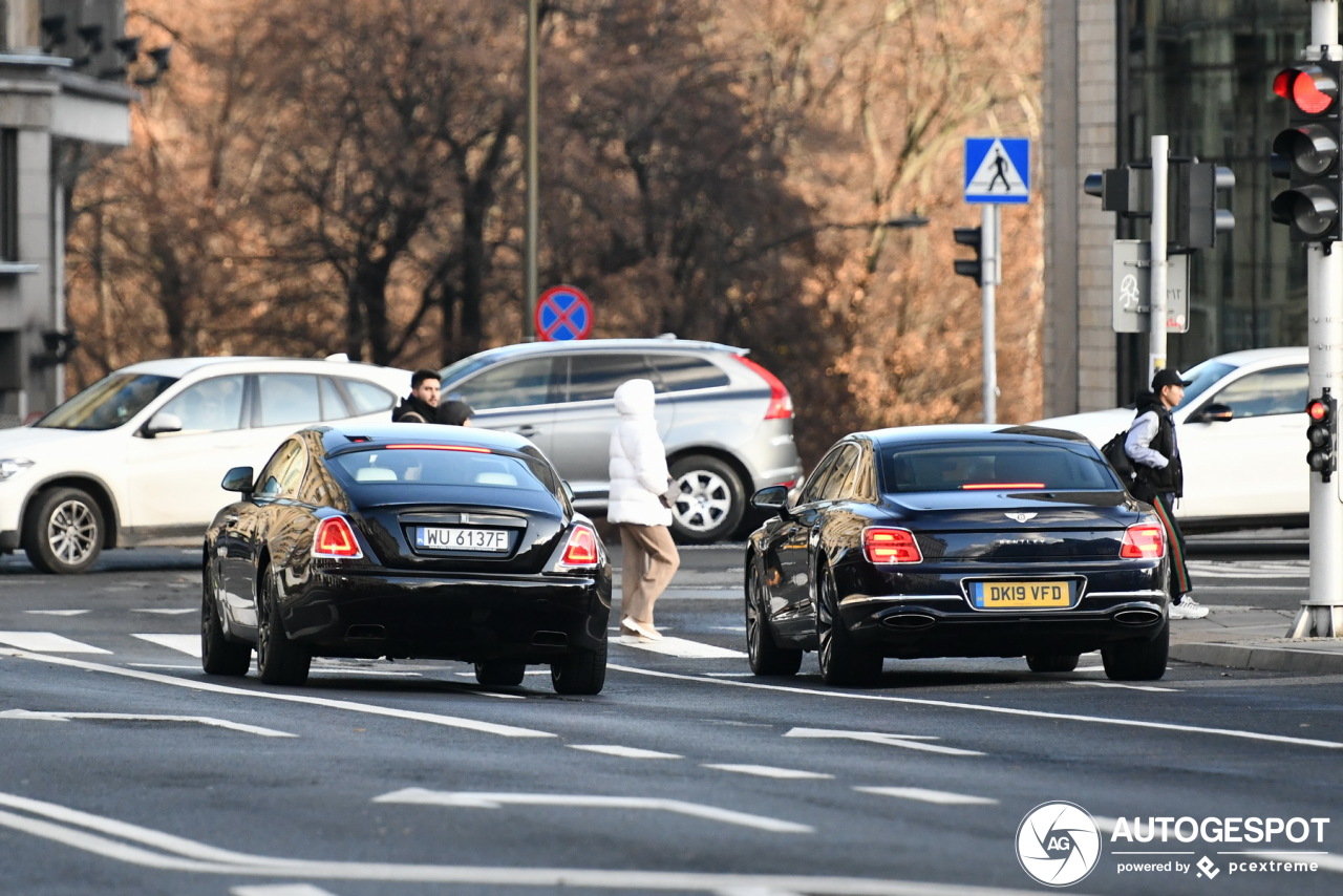 Gespot: stoplichtsprint tussen luxe limousines