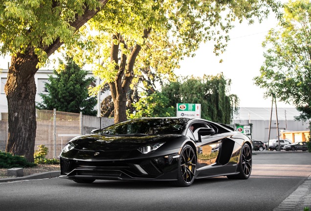 Lamborghini Aventador S LP740-4