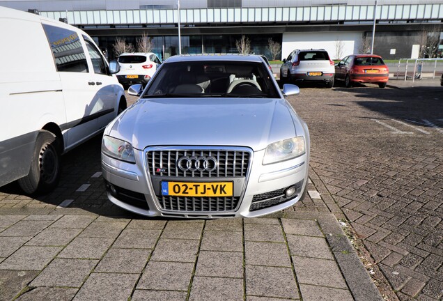 Audi S8 D3