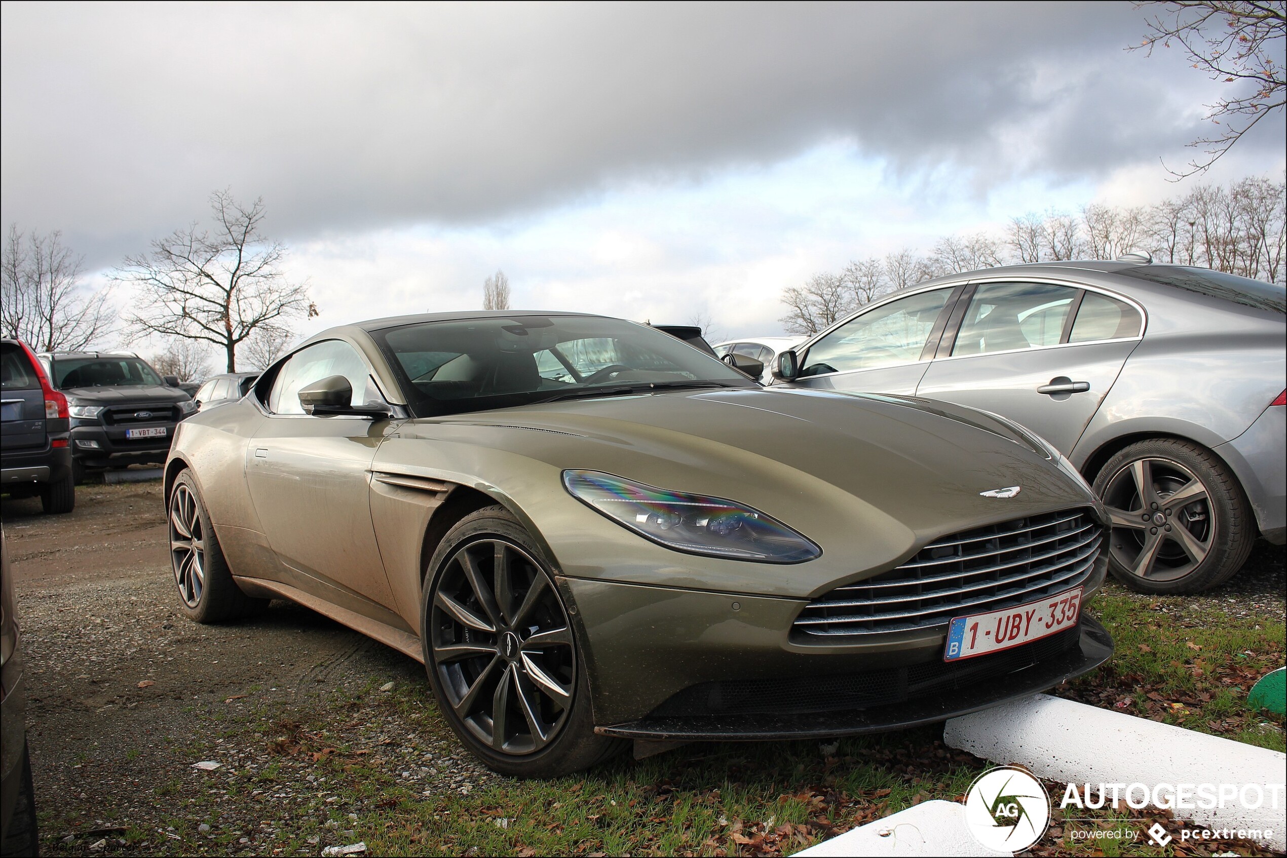 Kostte deze Aston Martin deze parkeerplek zijn voorlip?