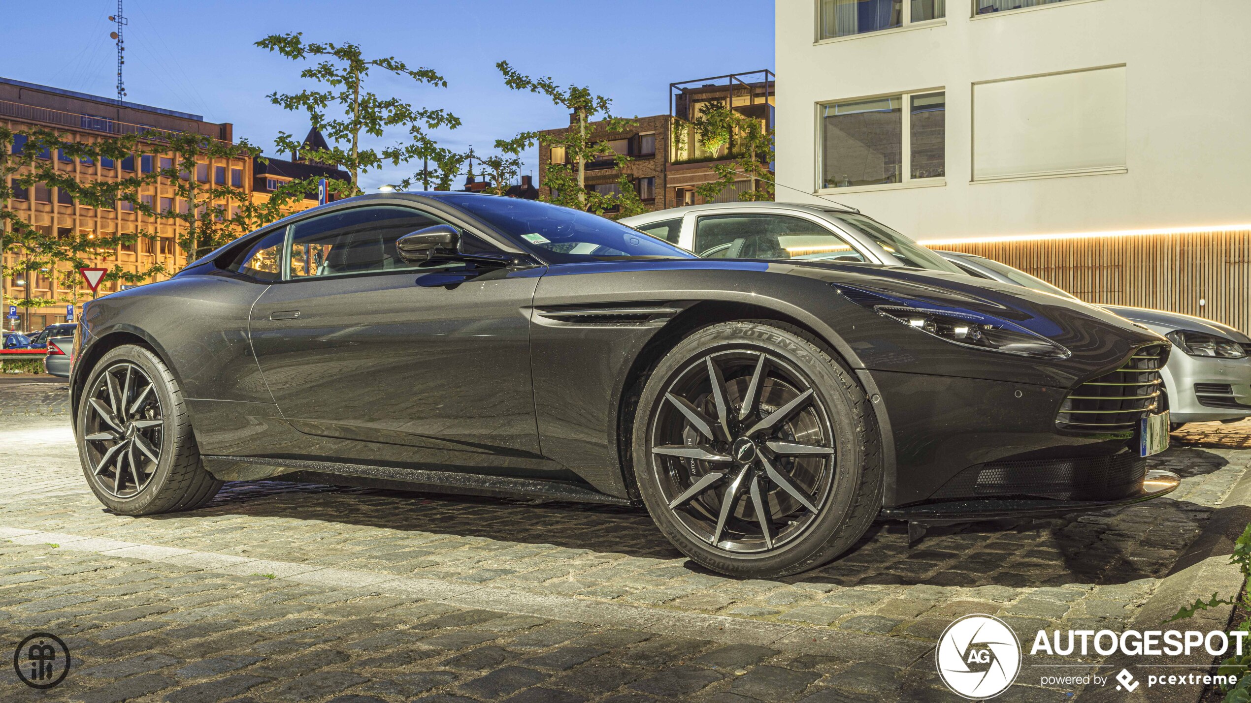 Aston Martin DB11 V8