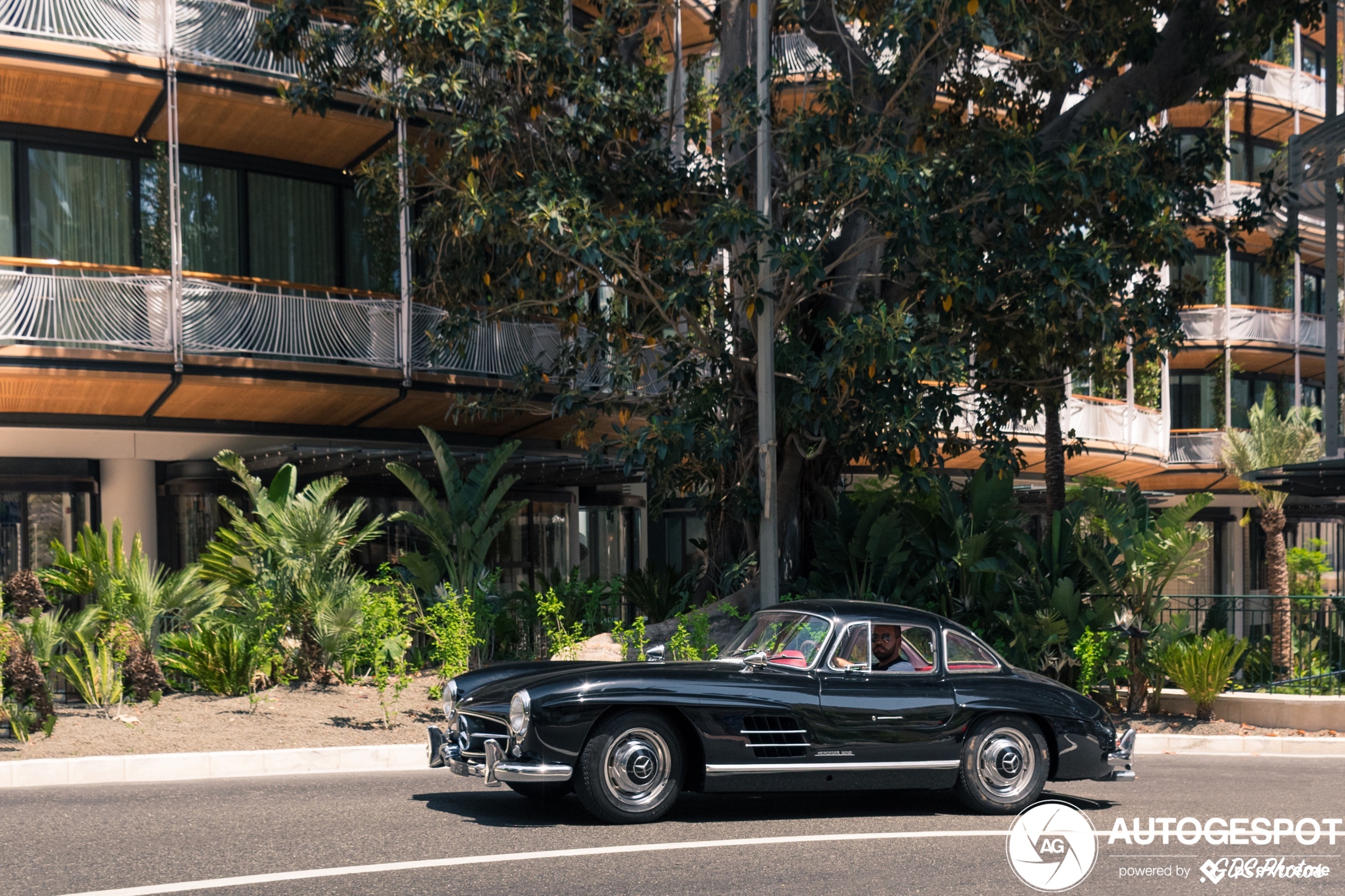 Prachtige 300SL Gullwing neemt Monaco mee terug in de tijd