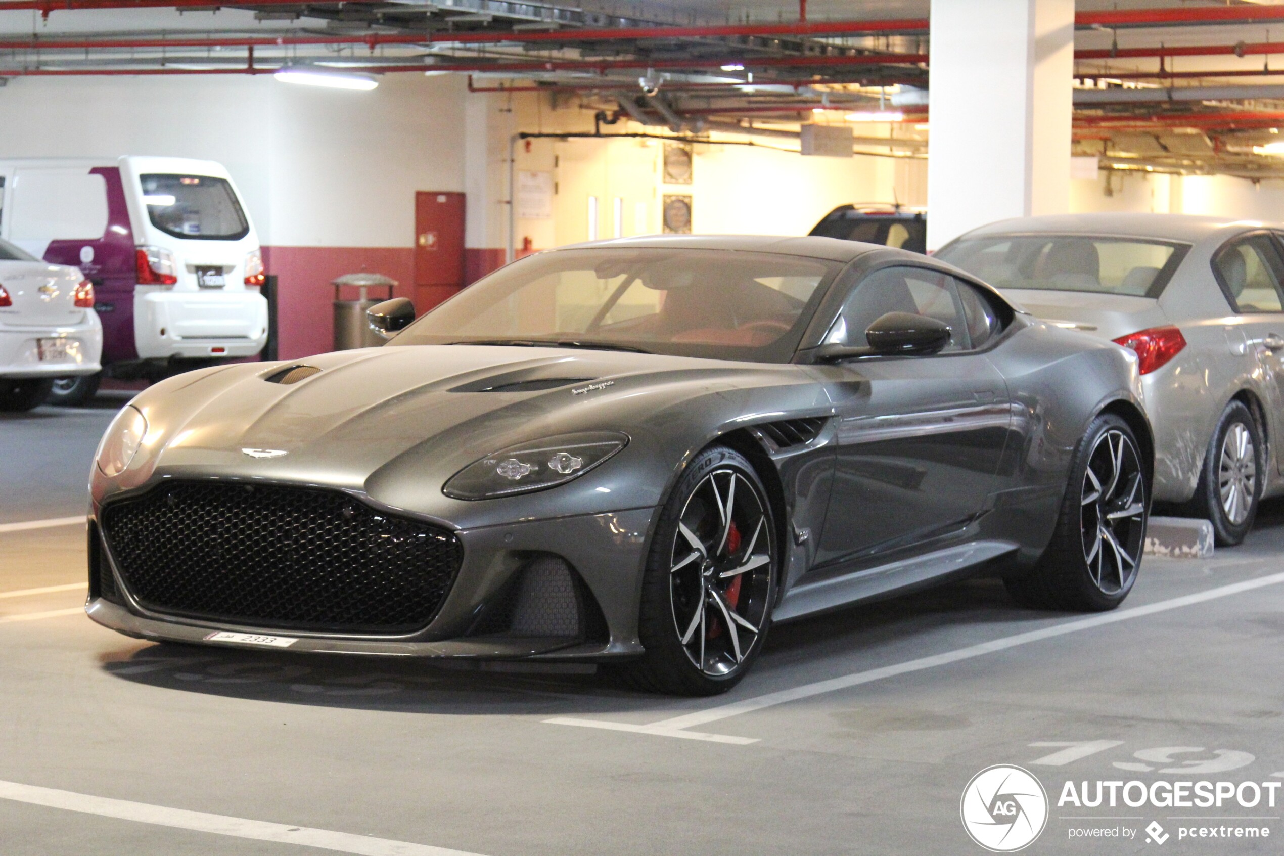 Aston Martin DBS Superleggera staat er verloren bij