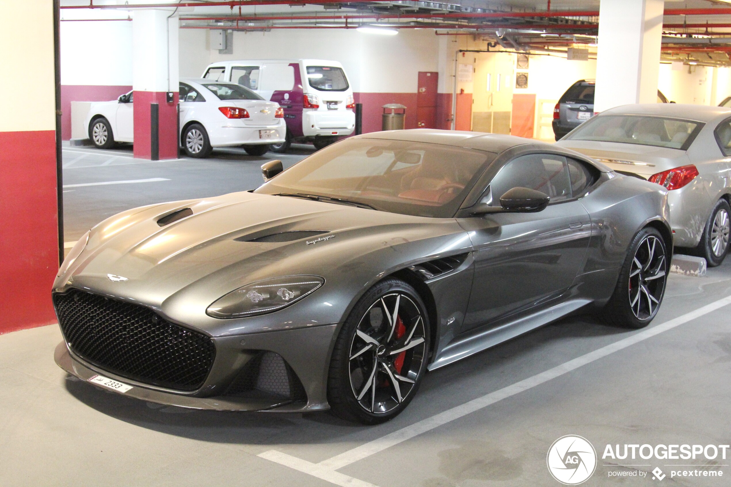 Aston Martin DBS Superleggera staat er verloren bij