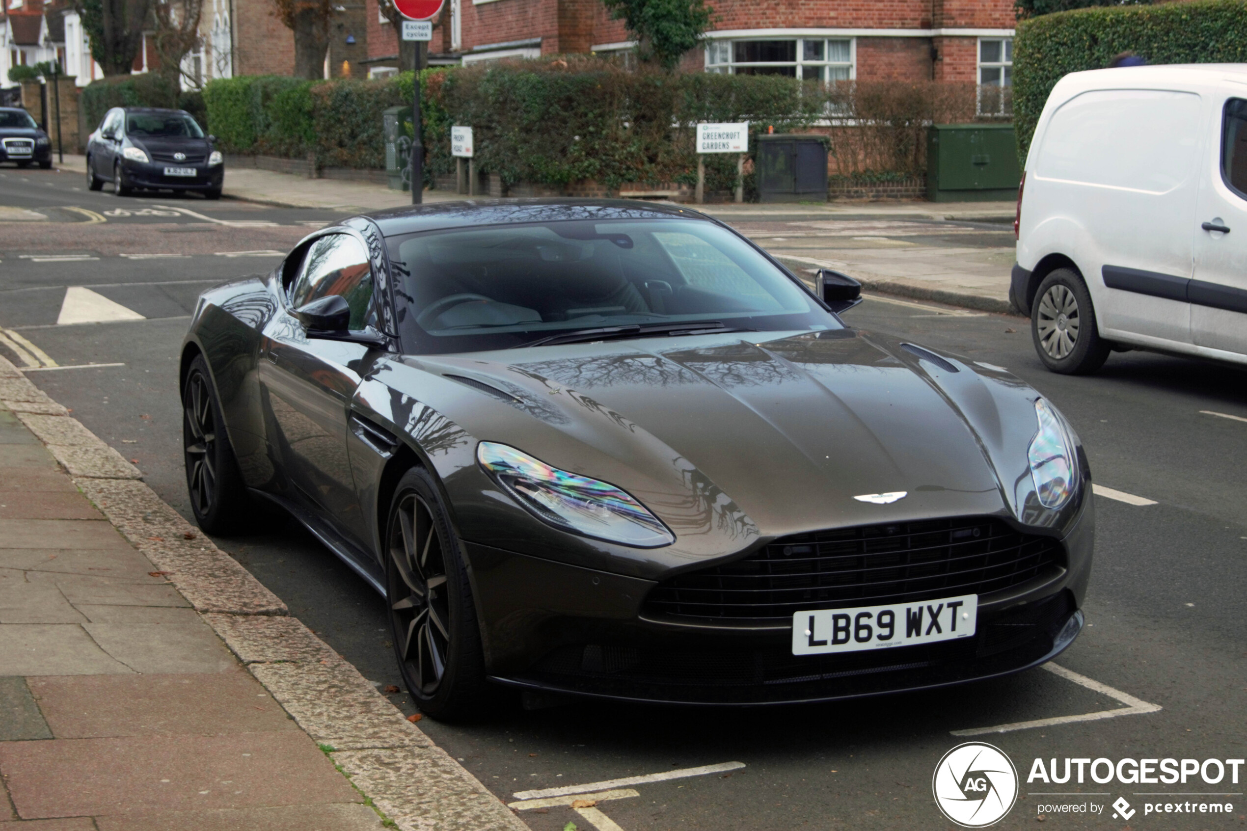 Aston Martin DB11 V8