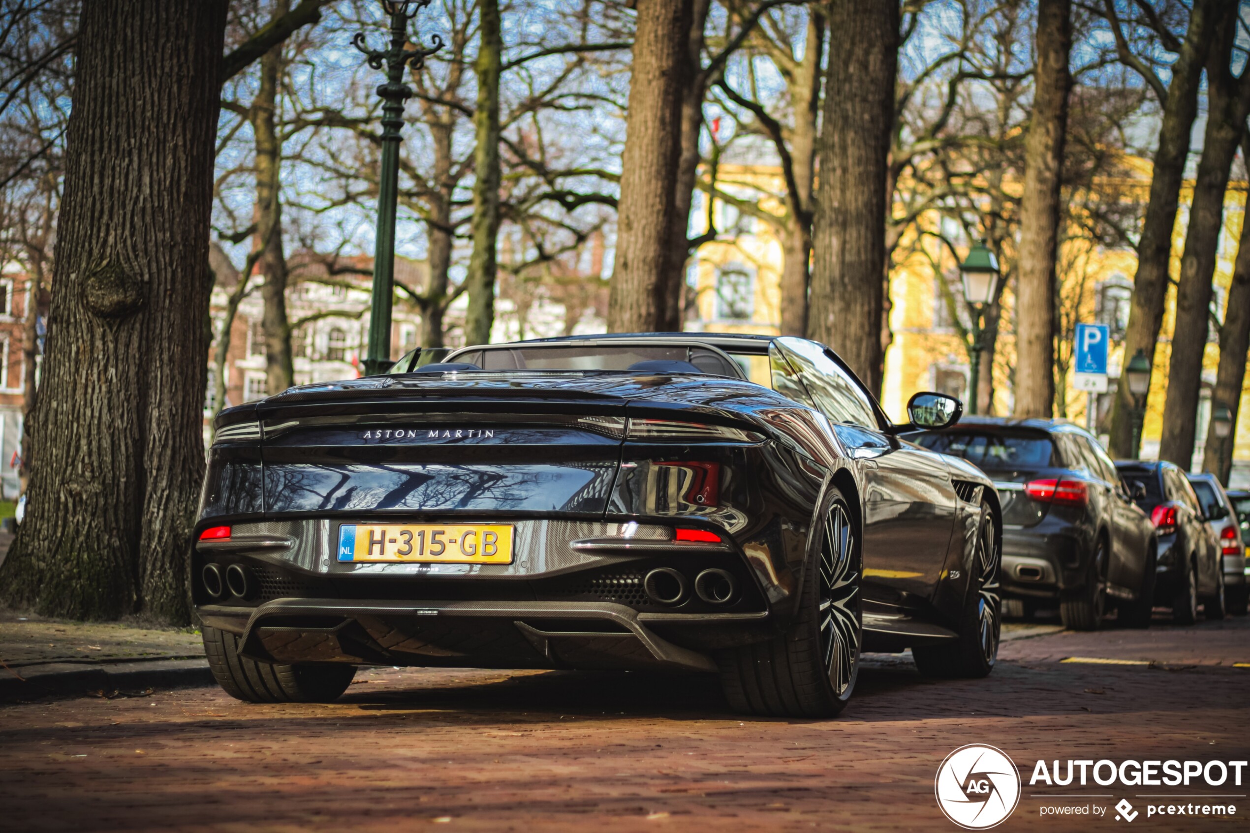 Aston Martin DBS Superleggera Volante