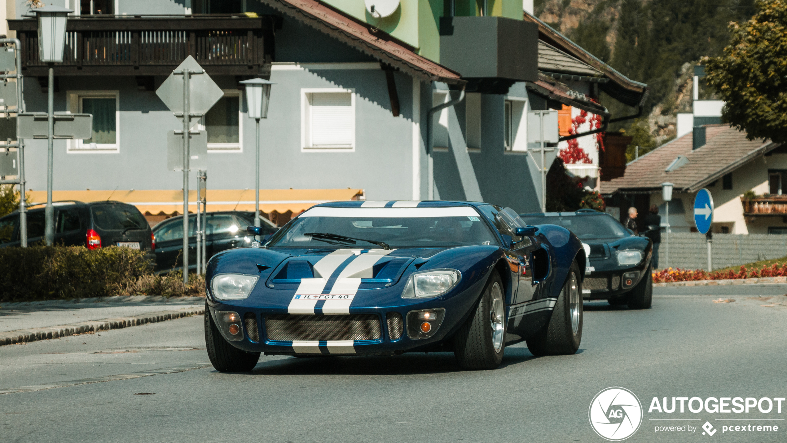 Duo van Ford GT 40's pruttelt door Längenfeld