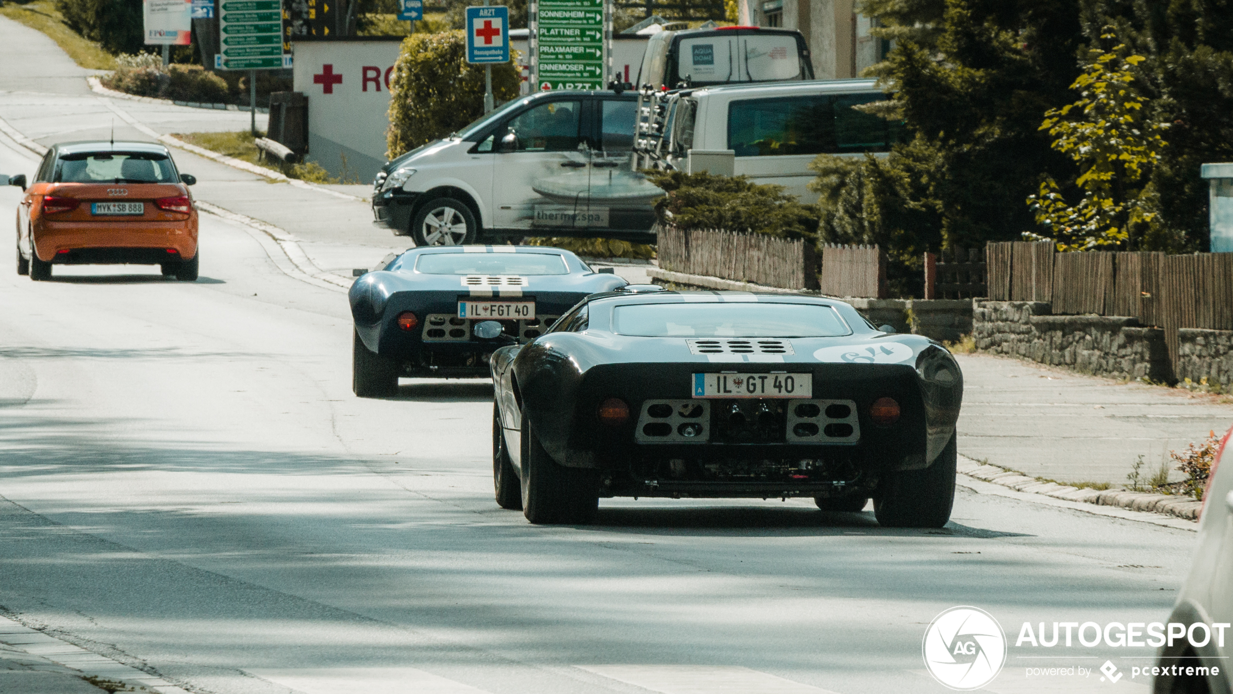 Duo van Ford GT 40's pruttelt door Längenfeld