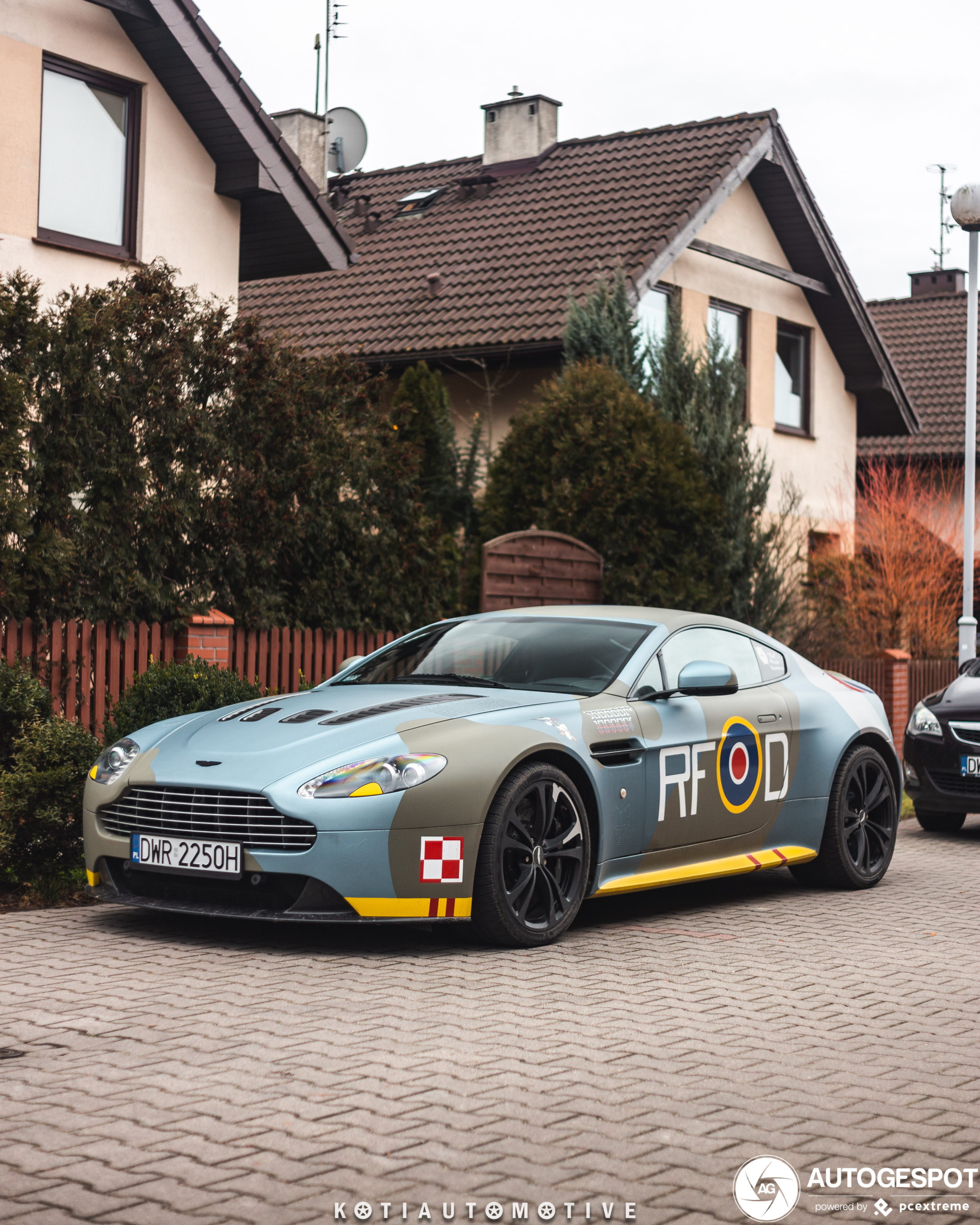 Aston Martin V12 Vantage Carbon Black Edition