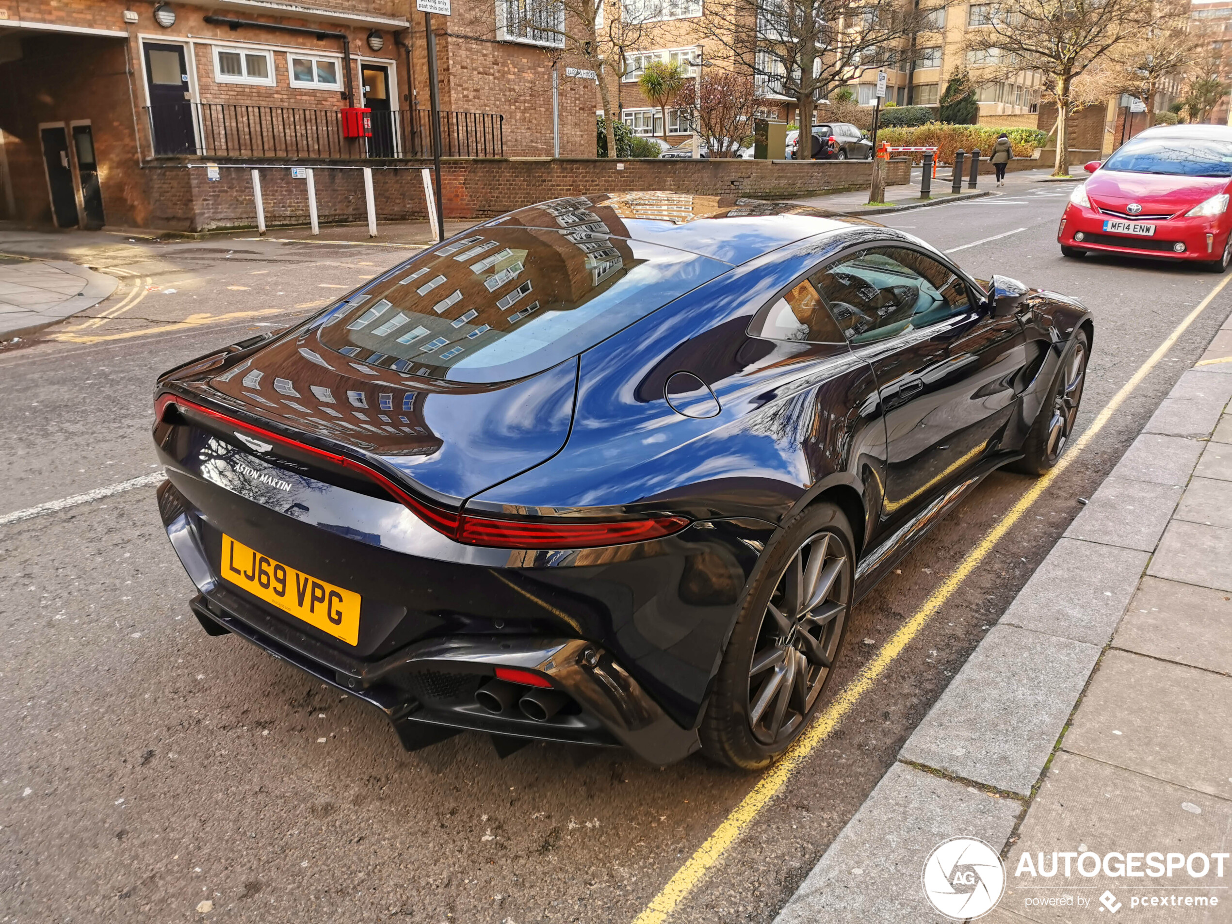 Aston Martin V8 Vantage 2018