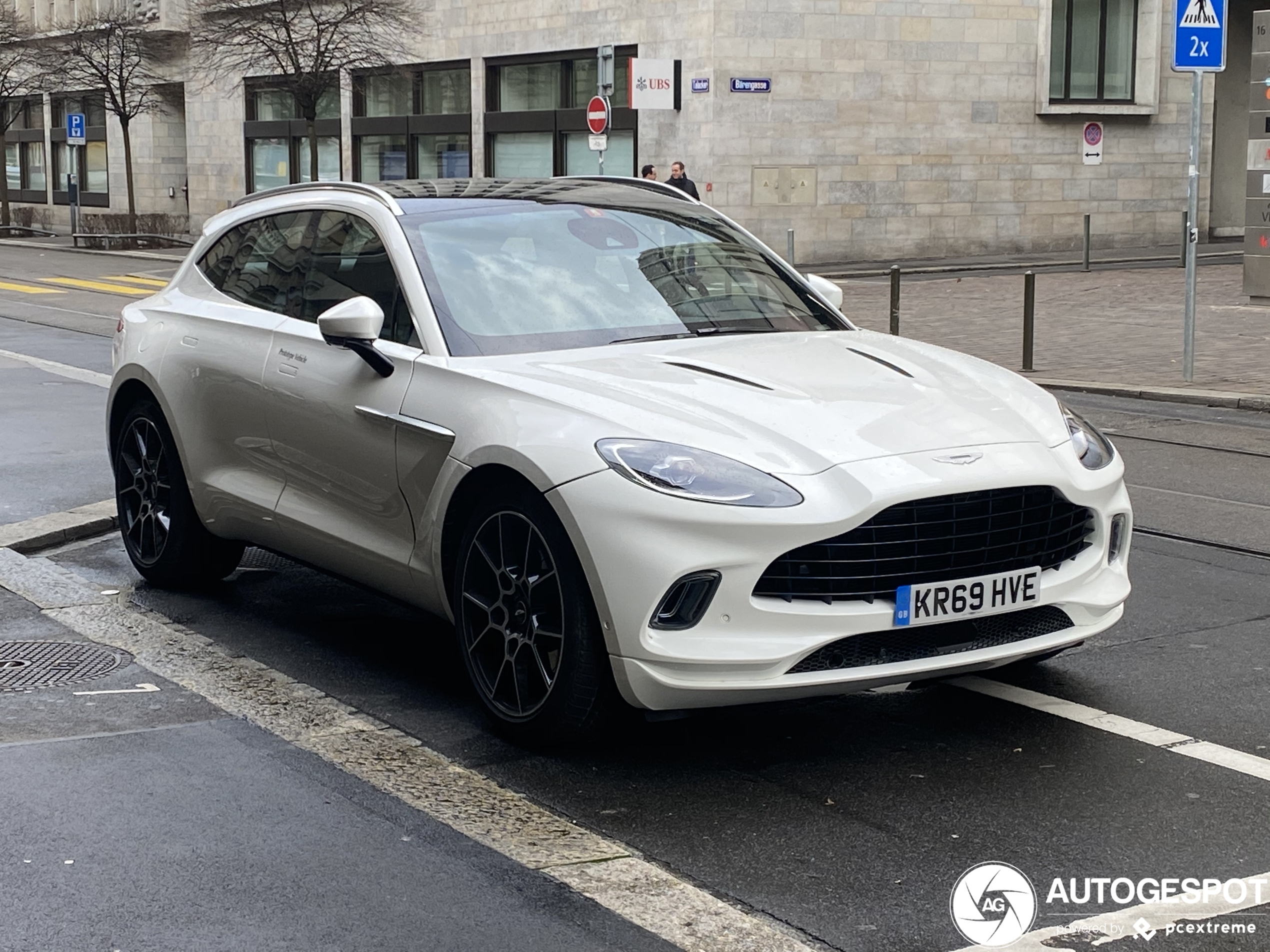 Klabam! De eerste Aston Martin DBX is gespot