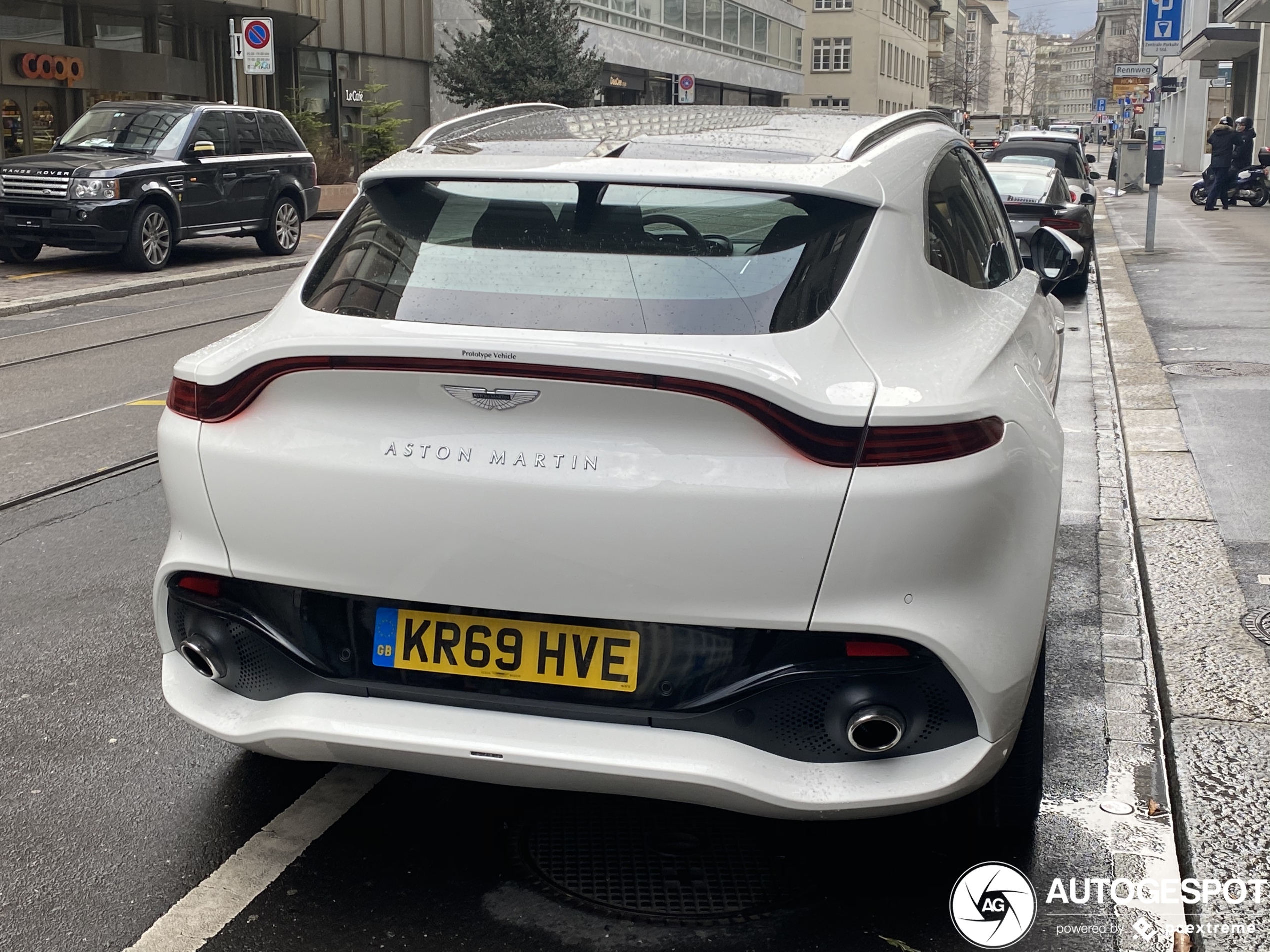 Klabam! De eerste Aston Martin DBX is gespot