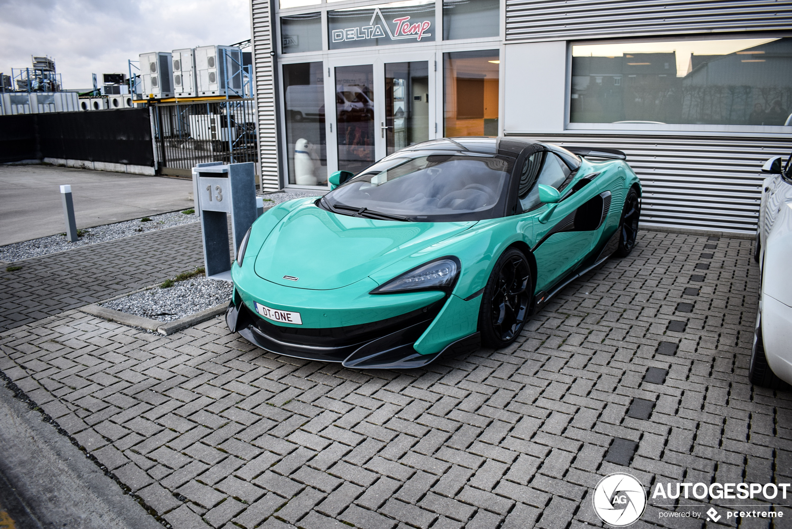 Mclaren 600LT Spider staat er fleurig bij