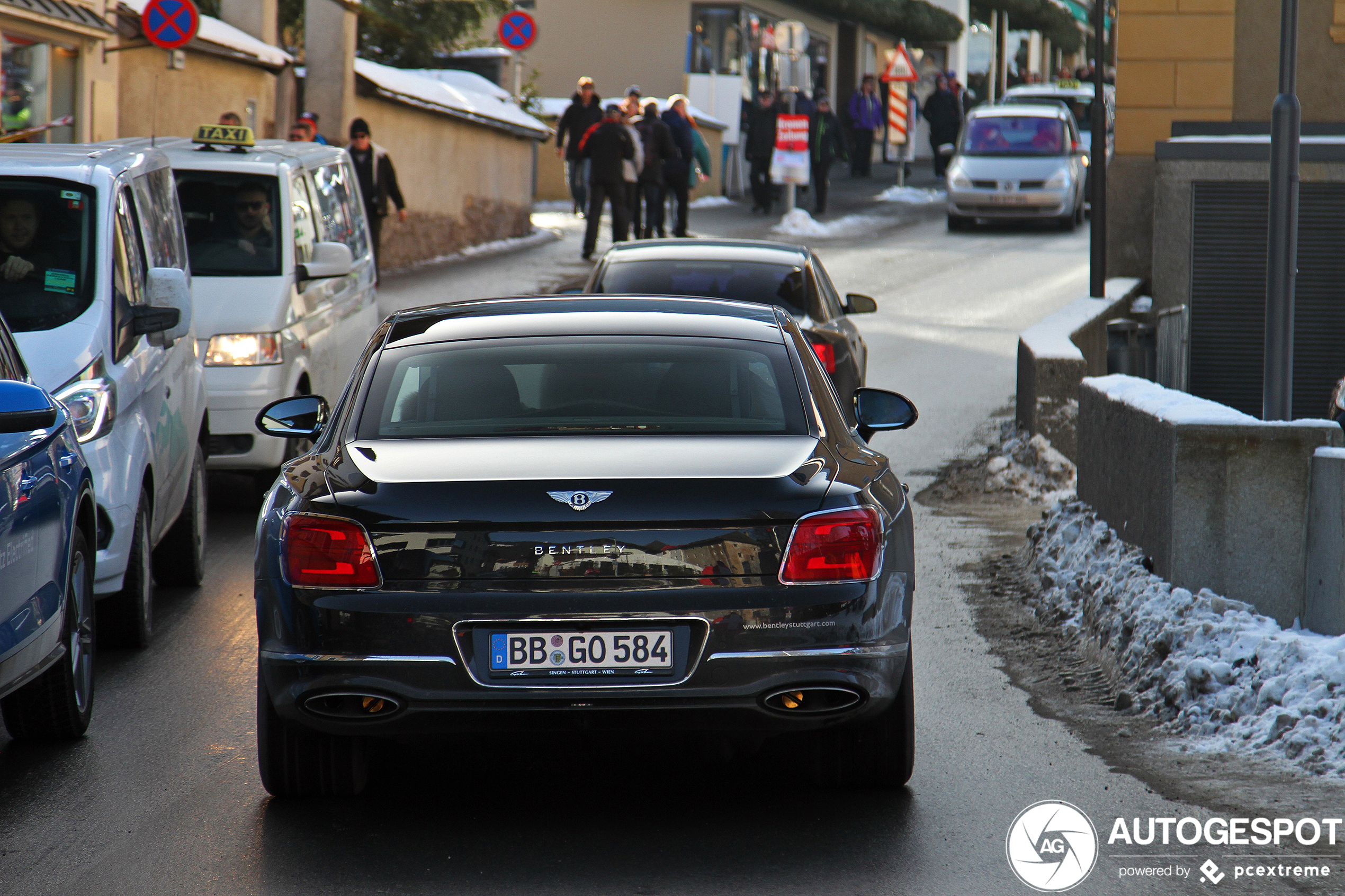 Bentley Flying Spur W12 komt langzaam op straat