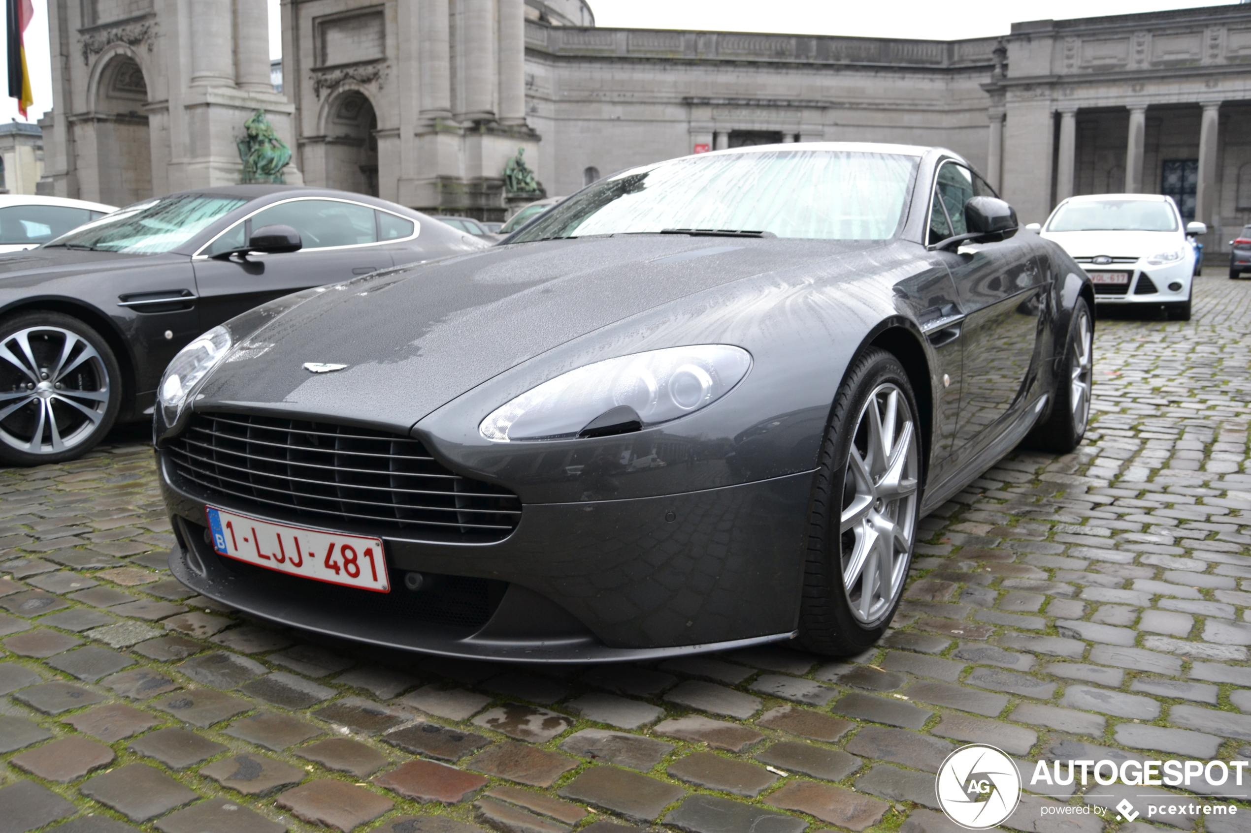 Aston Martin V8 Vantage 2012