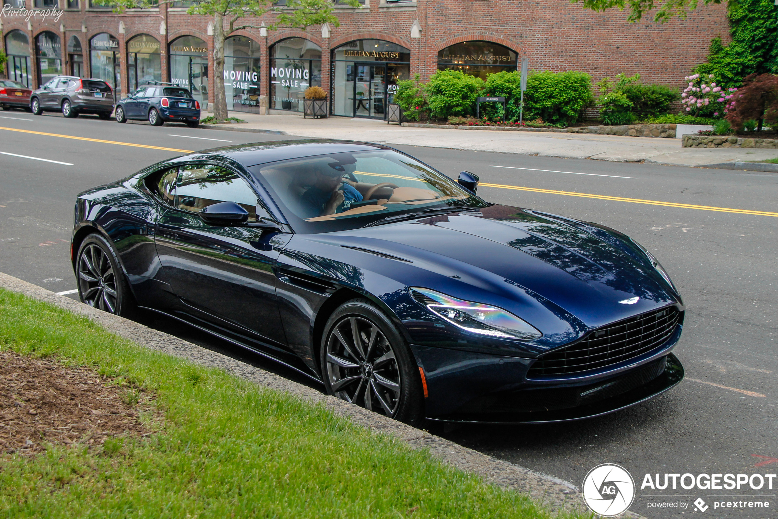 Aston Martin DB11 V8