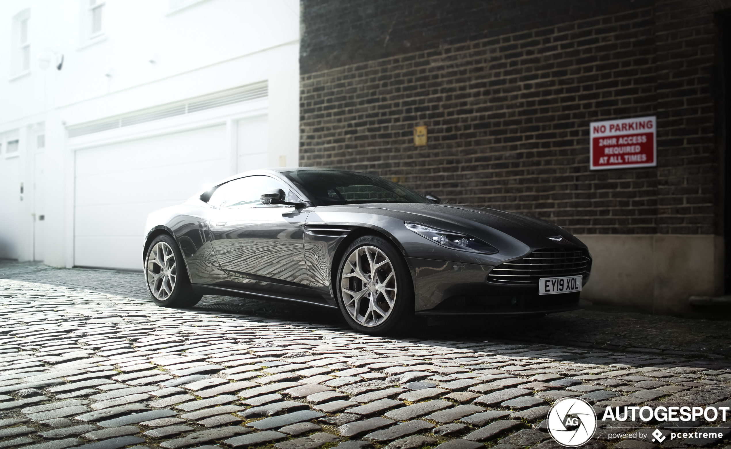 Aston Martin DB11 V8