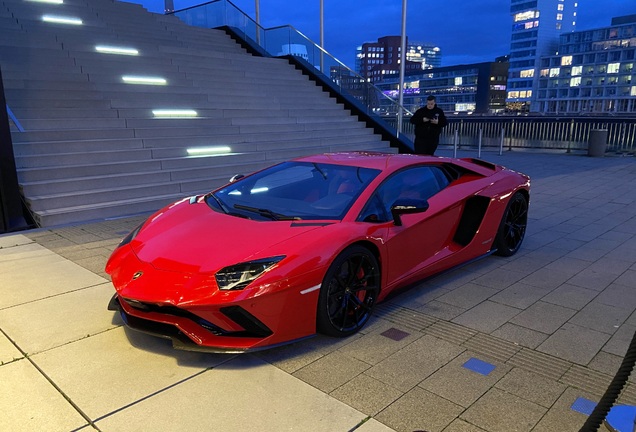 Lamborghini Aventador S LP740-4