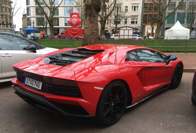 Lamborghini Aventador S LP740-4