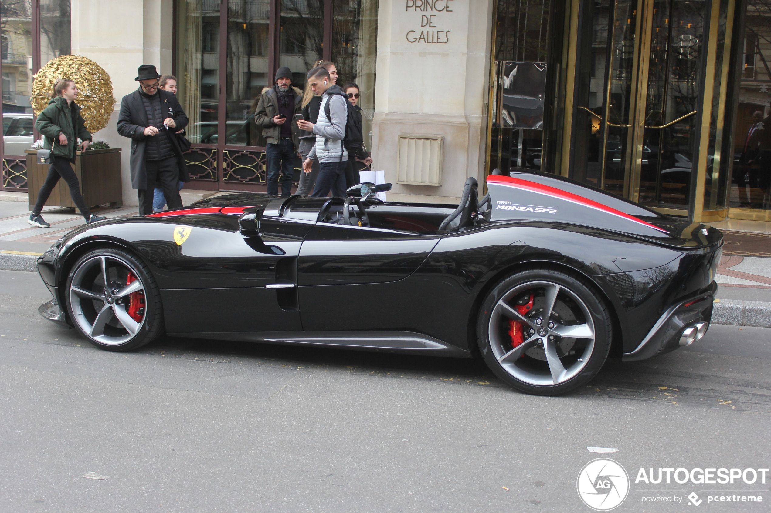 Ferrari Monza SP2 steelt harten van Parijzenaars