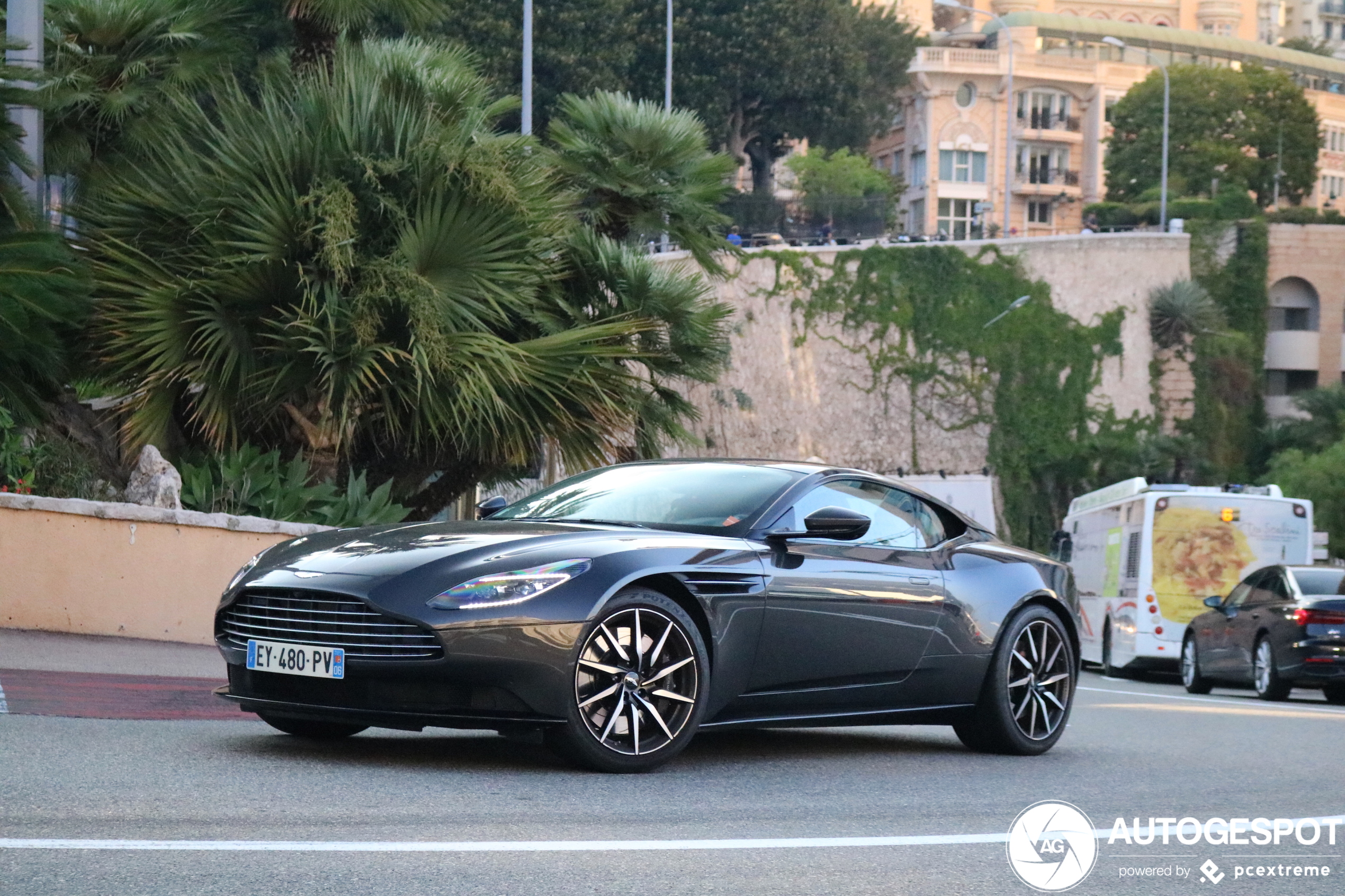 Aston Martin DB11 V8