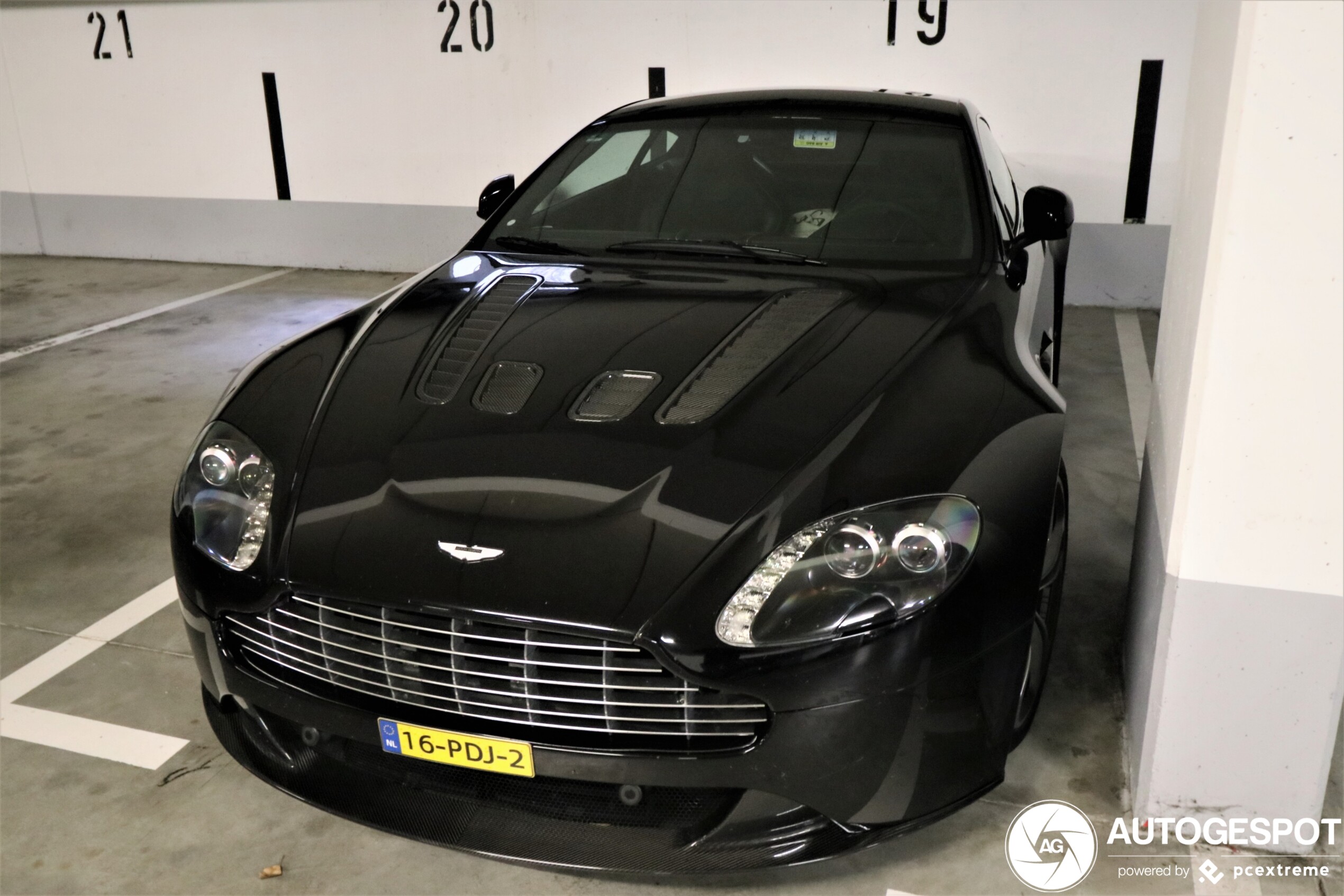 Aston Martin V12 Vantage Carbon Black Edition