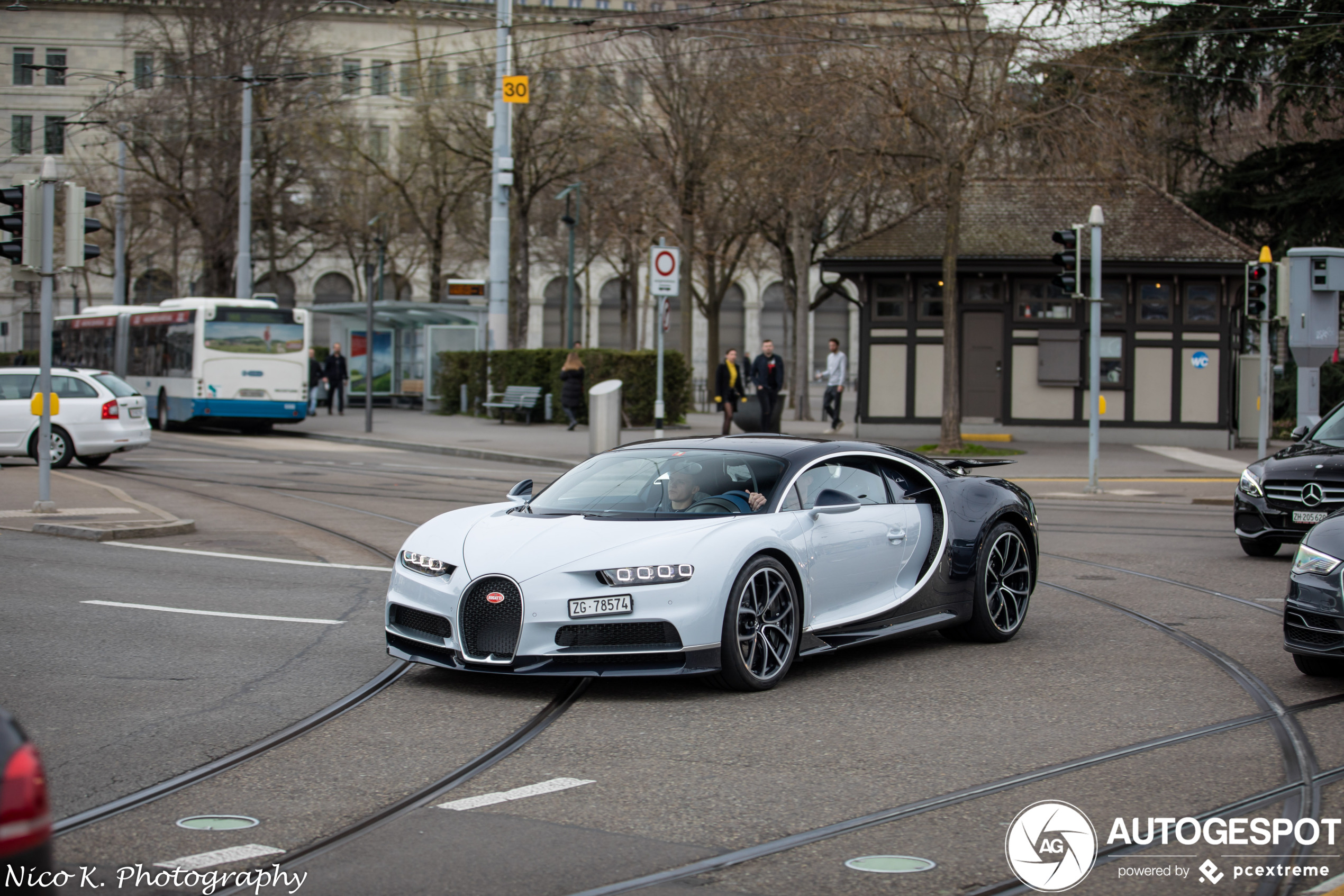 Gespot: Bugatti Chiron rolt rustig door Zürich