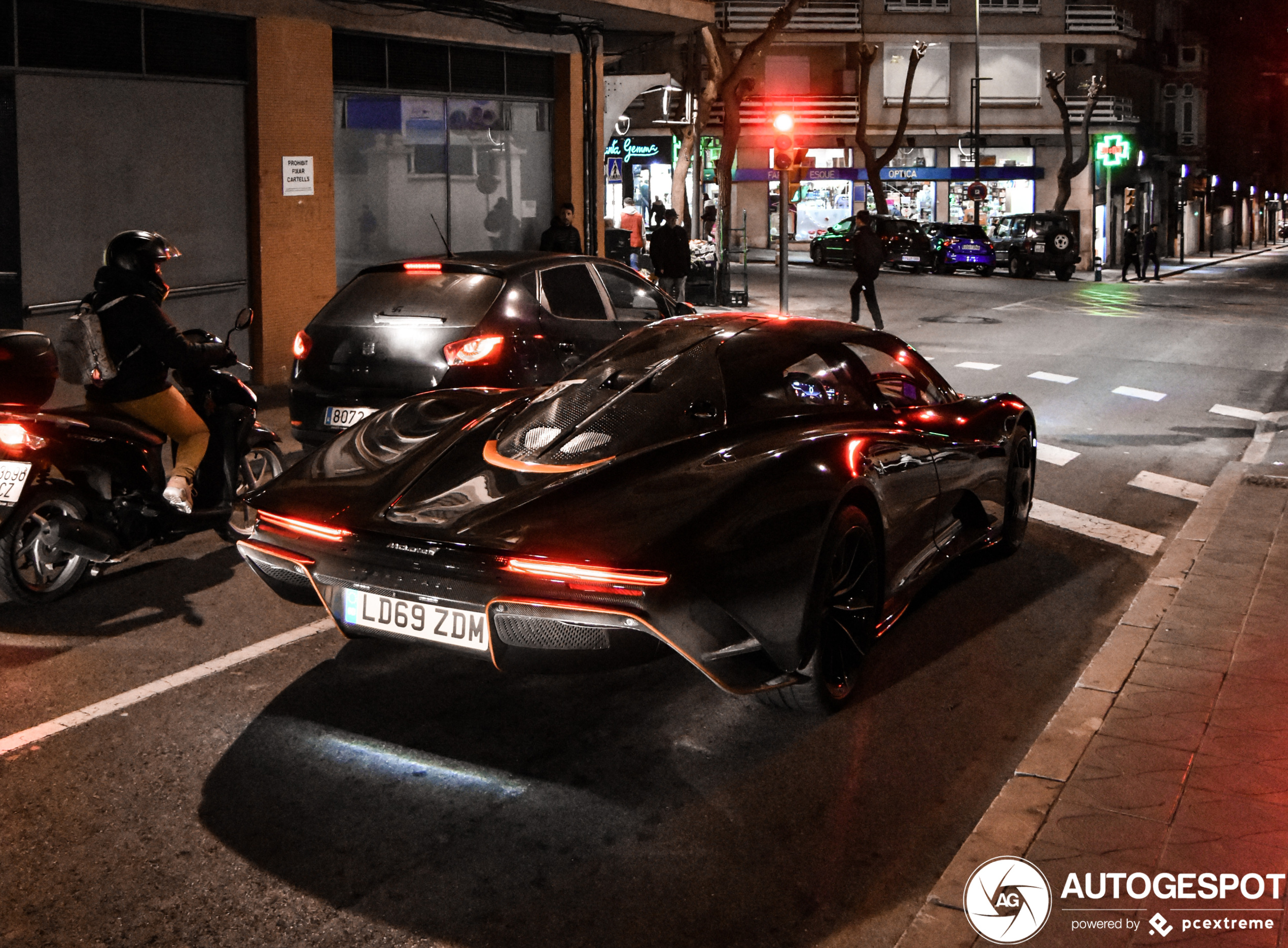 McLaren Speedtail PP1 rijdt door Tarragona