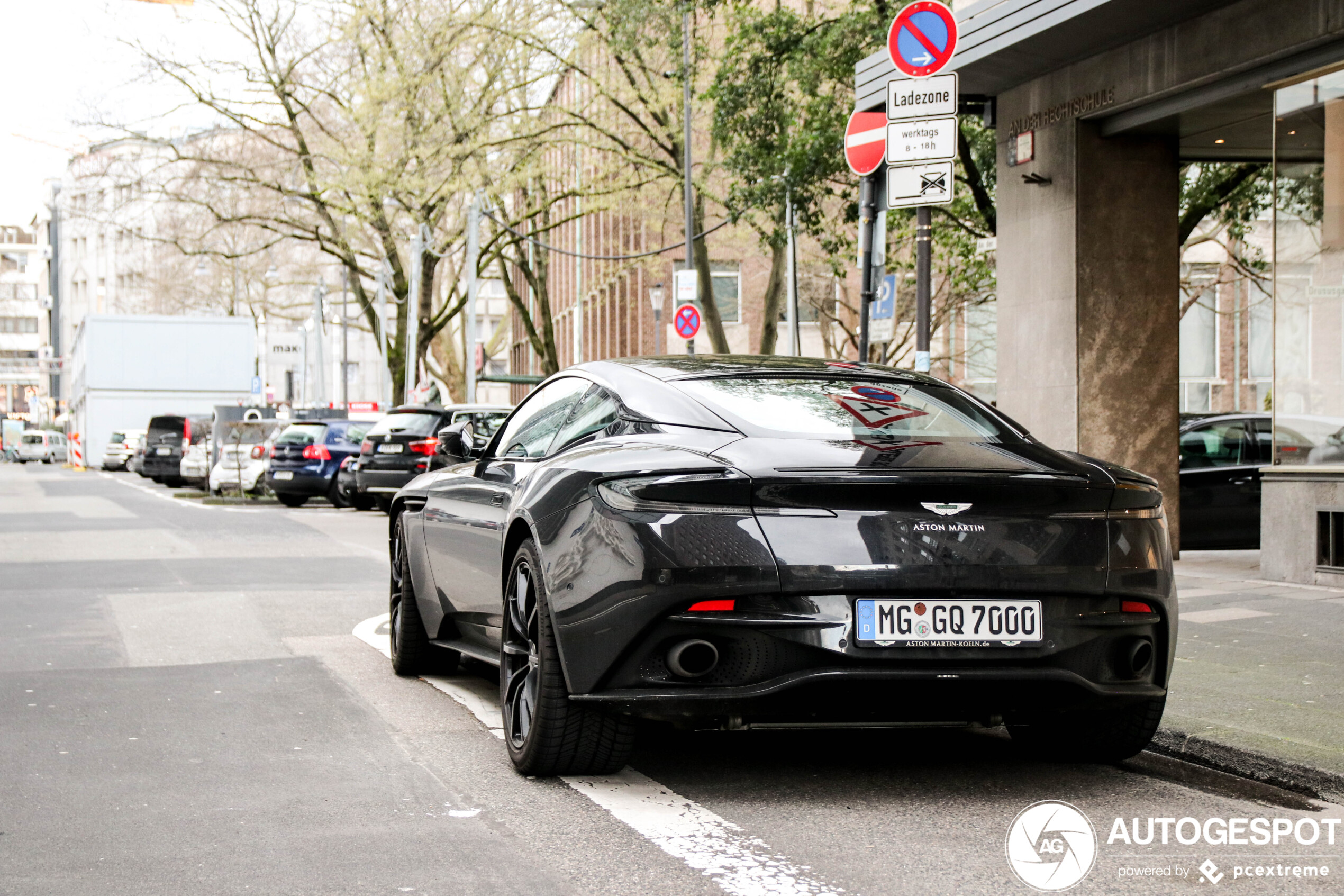 Aston Martin DB11 AMR