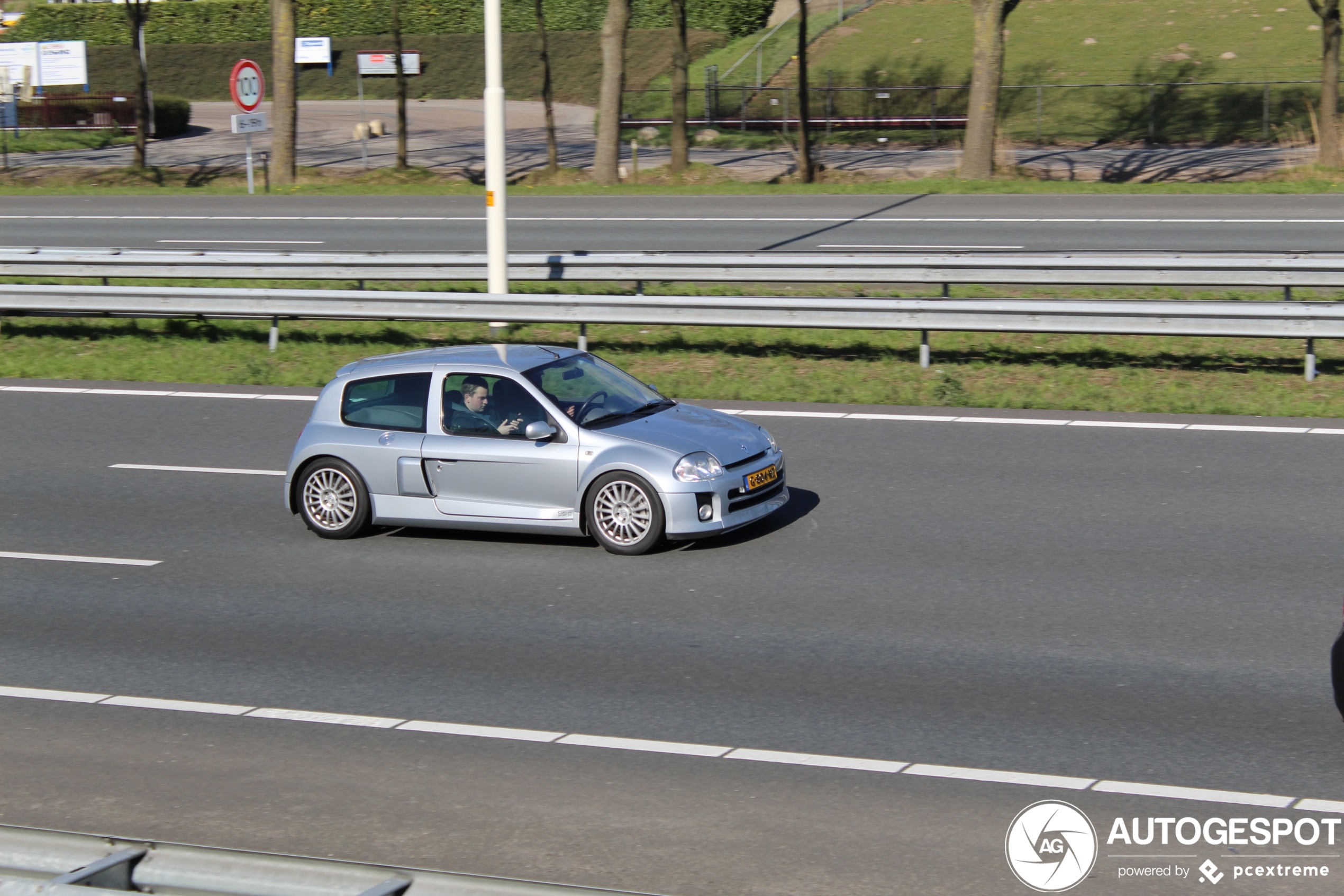 Renault Clio V6