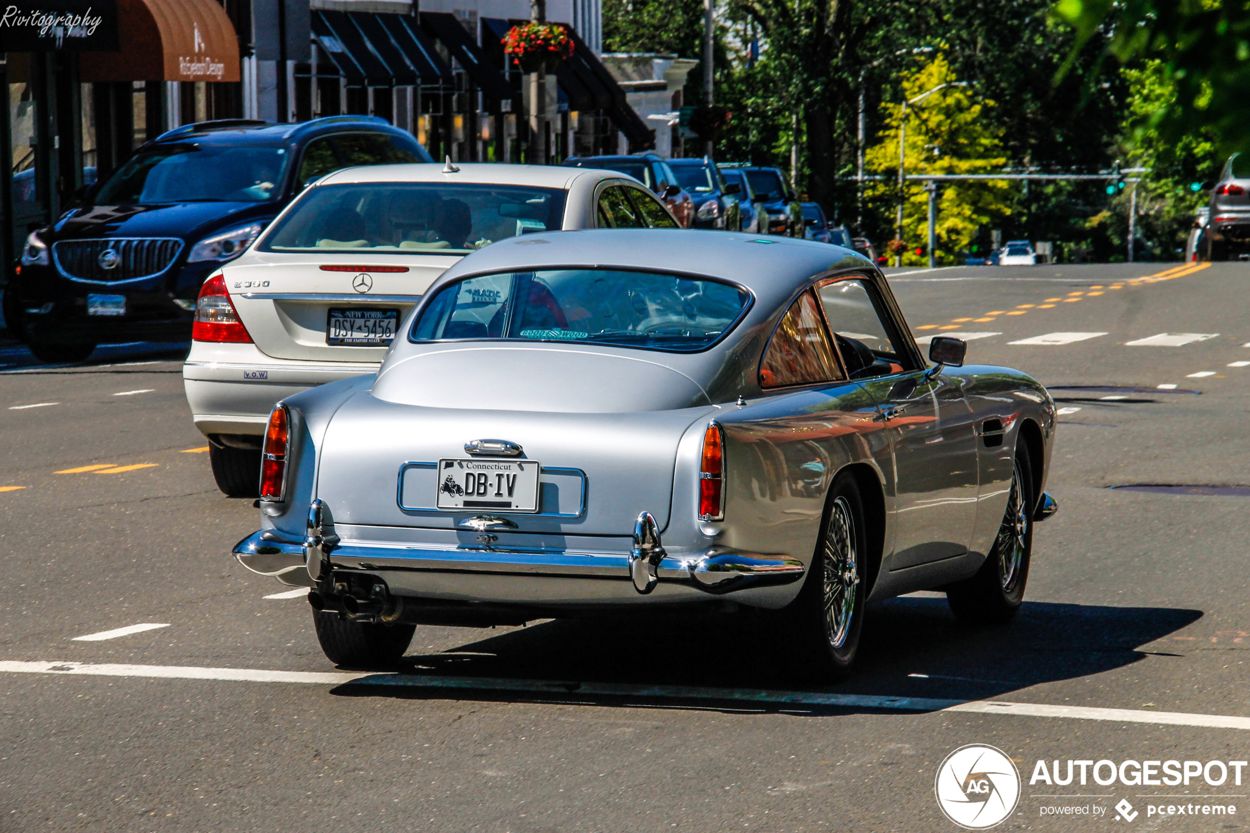 Aston Martin DB4