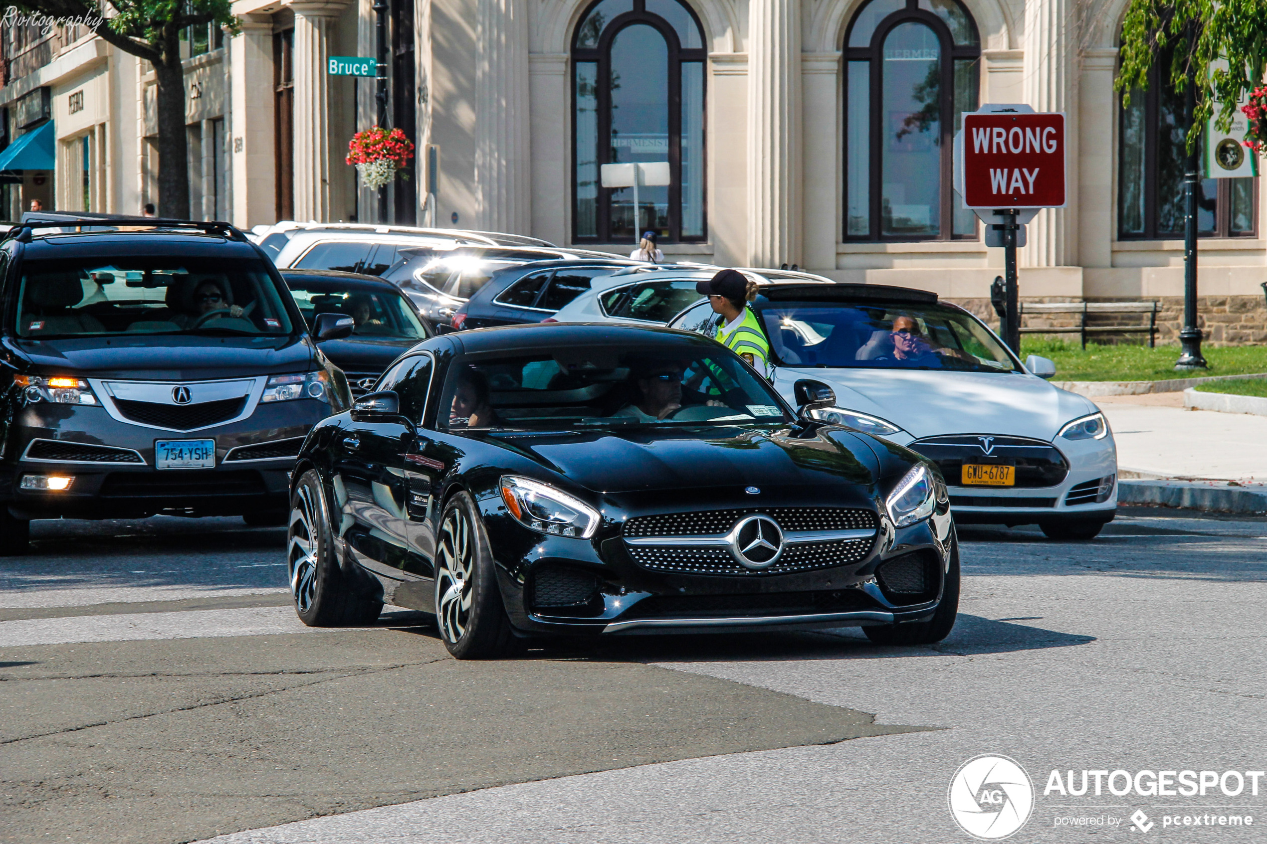 Mercedes – AMG GT S sports some crazy rims