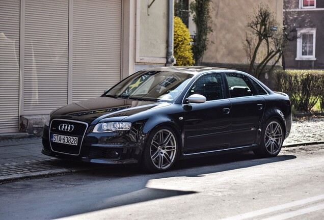 Audi RS4 Sedan