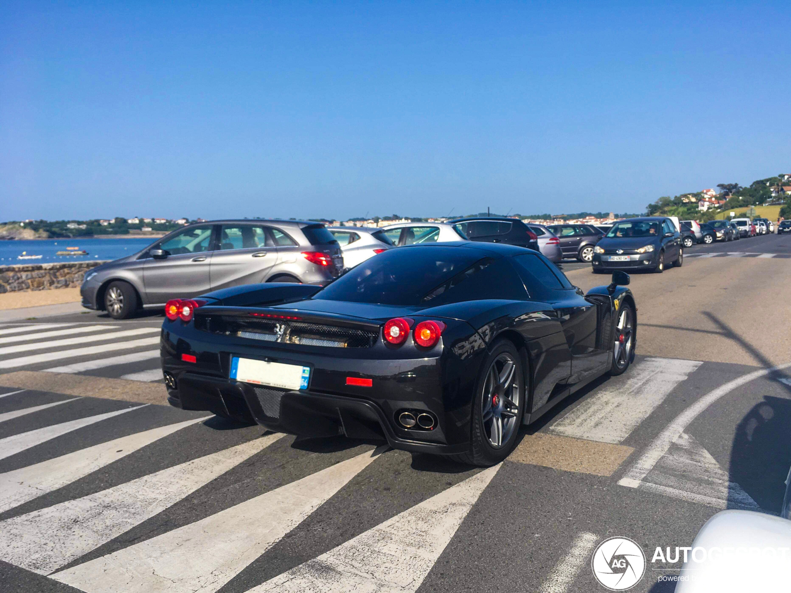 Gespot: naar het strand in de Ferrari Enzo