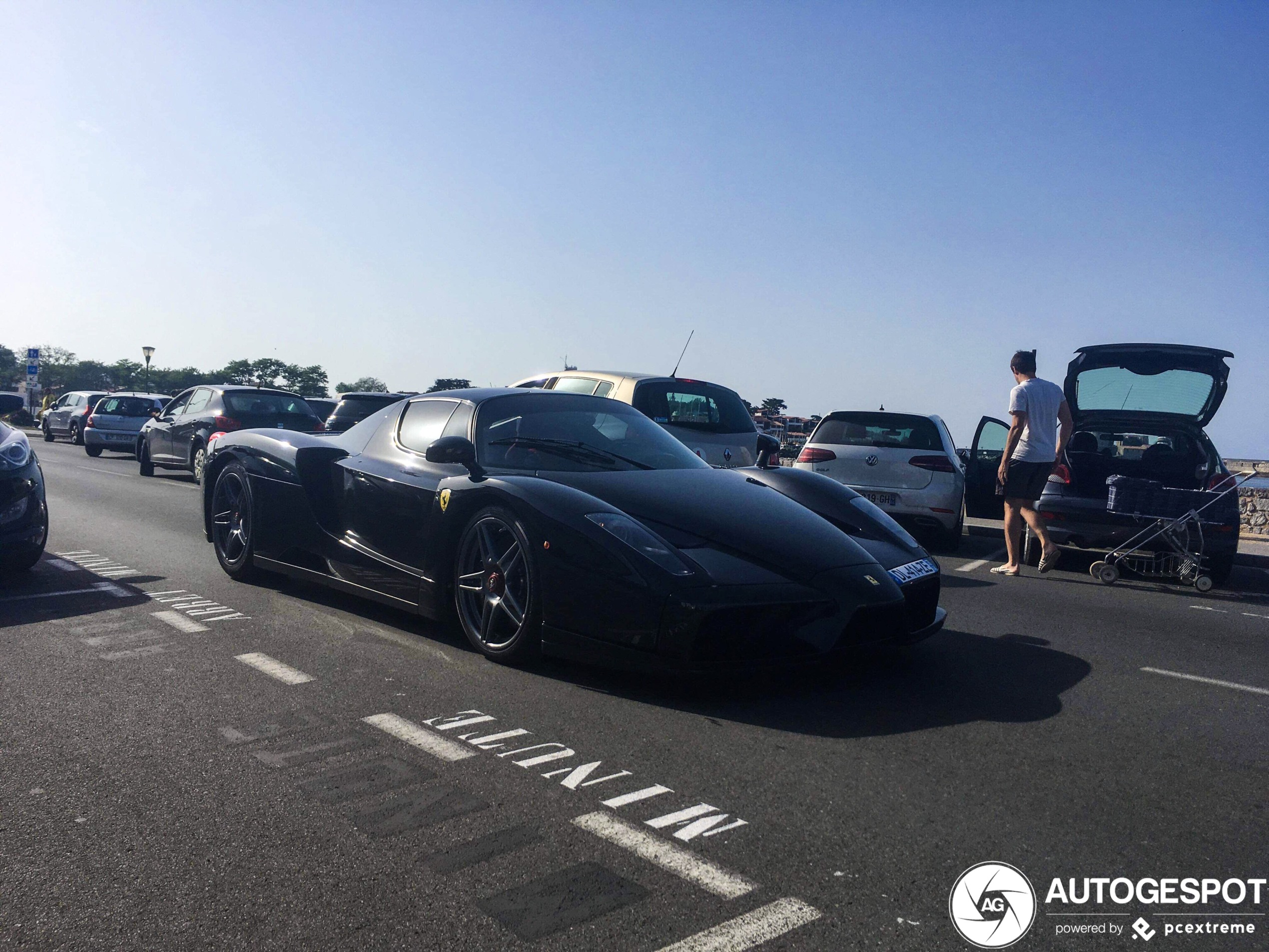 Gespot: naar het strand in de Ferrari Enzo