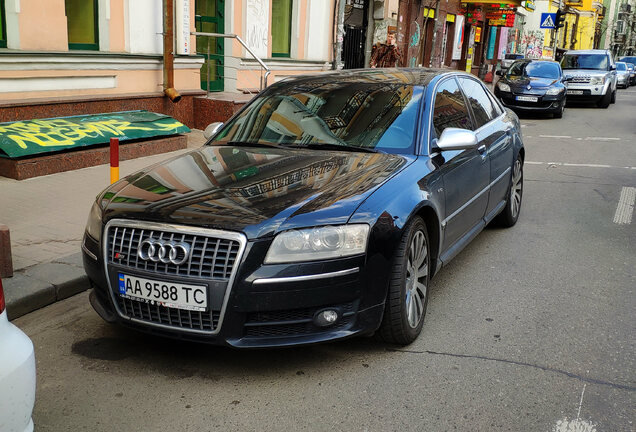 Audi S8 D3