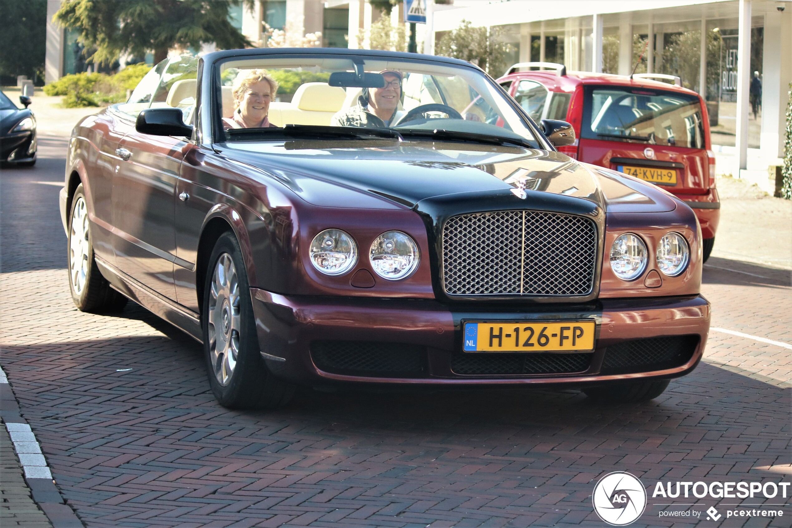 Inzittenden genieten duidelijk van Bentley Azure