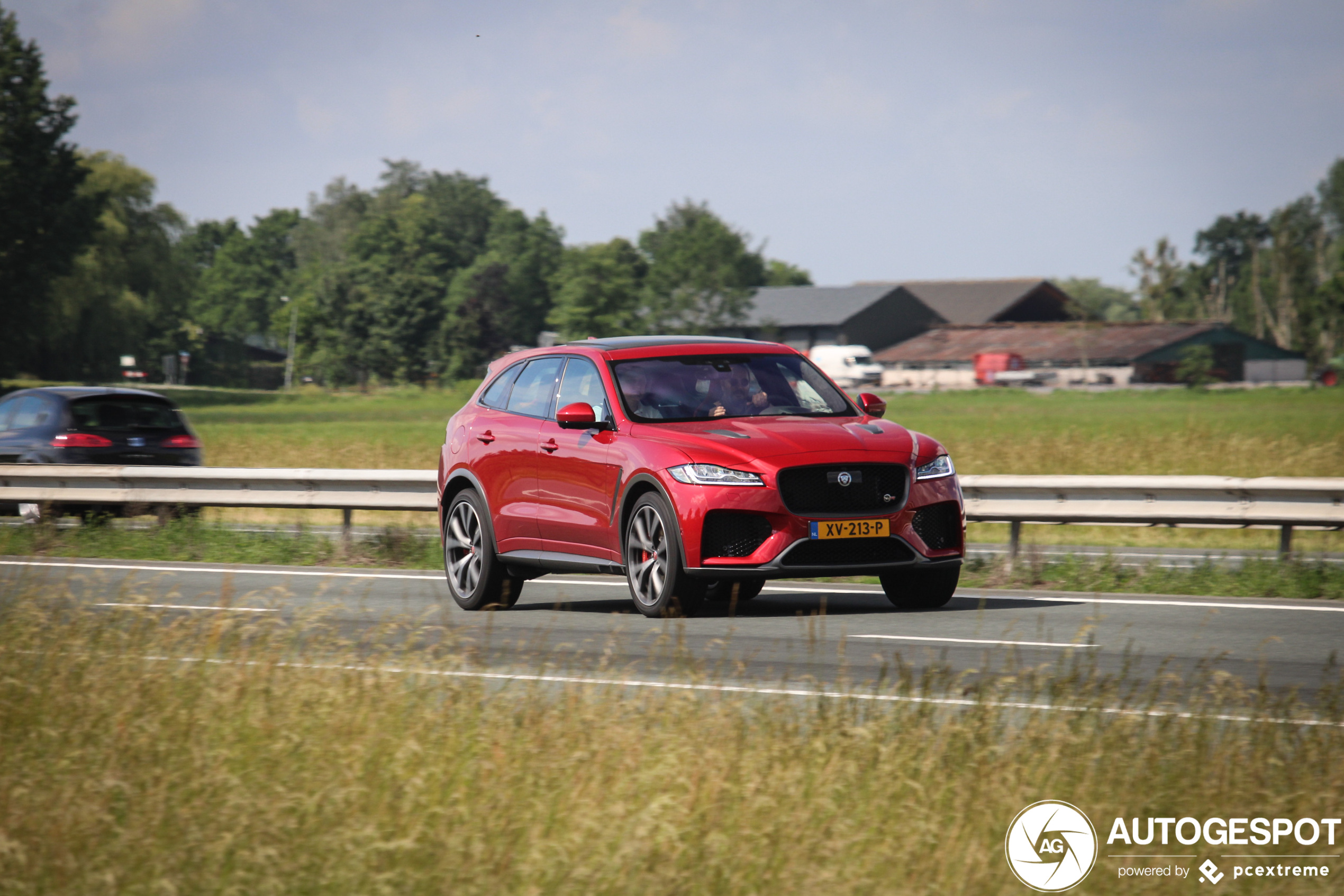 Jaguar F-PACE SVR