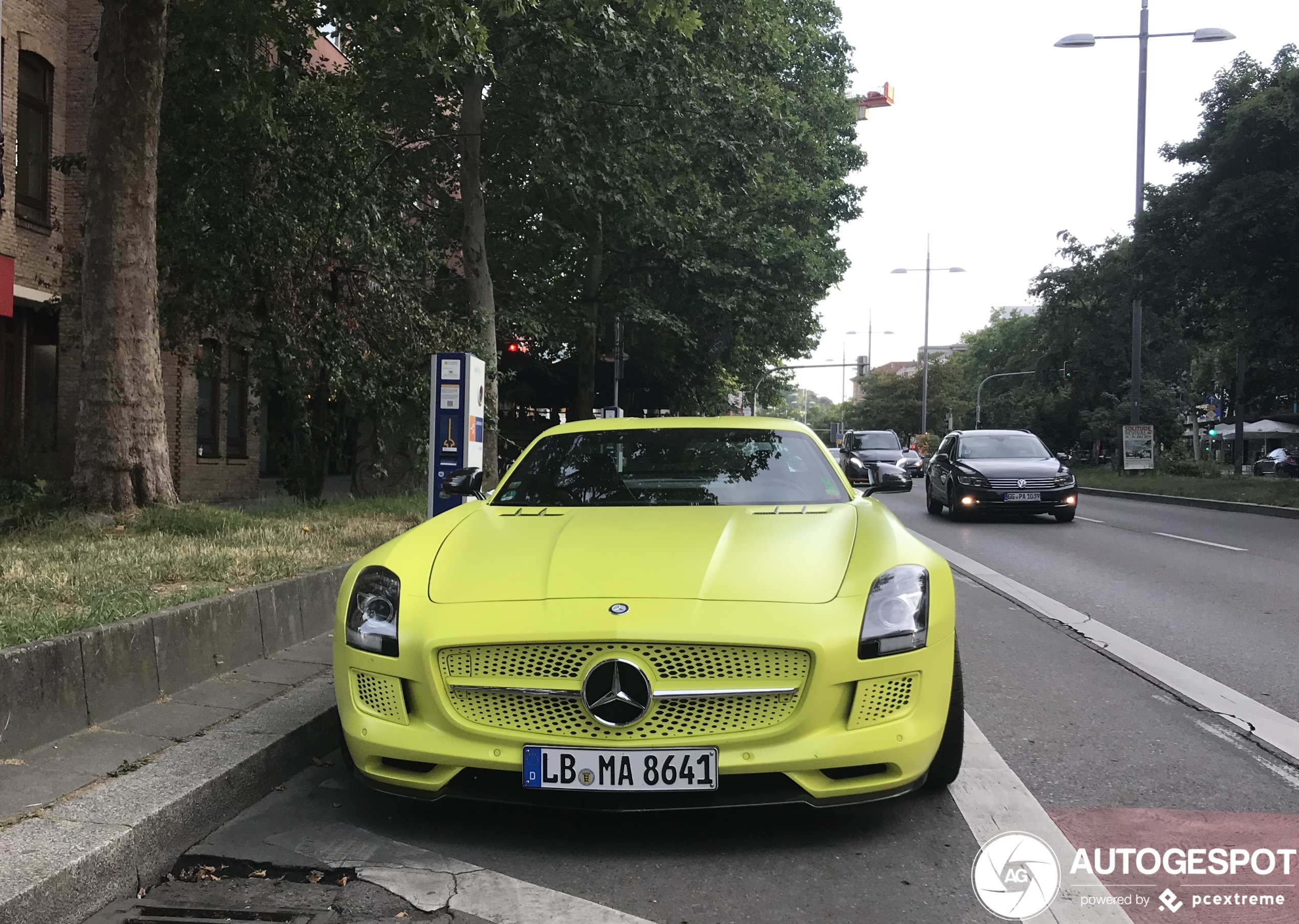 Mercedes-Benz SLS AMG staat aan de laadpaal