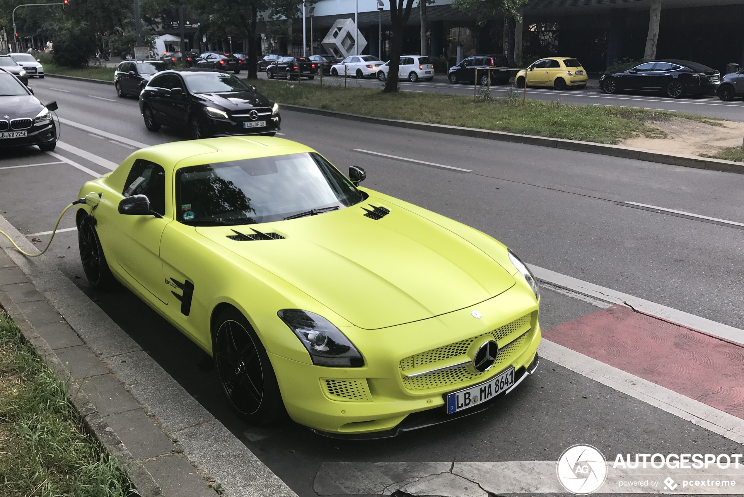 Mercedes-Benz SLS AMG staat aan de laadpaal