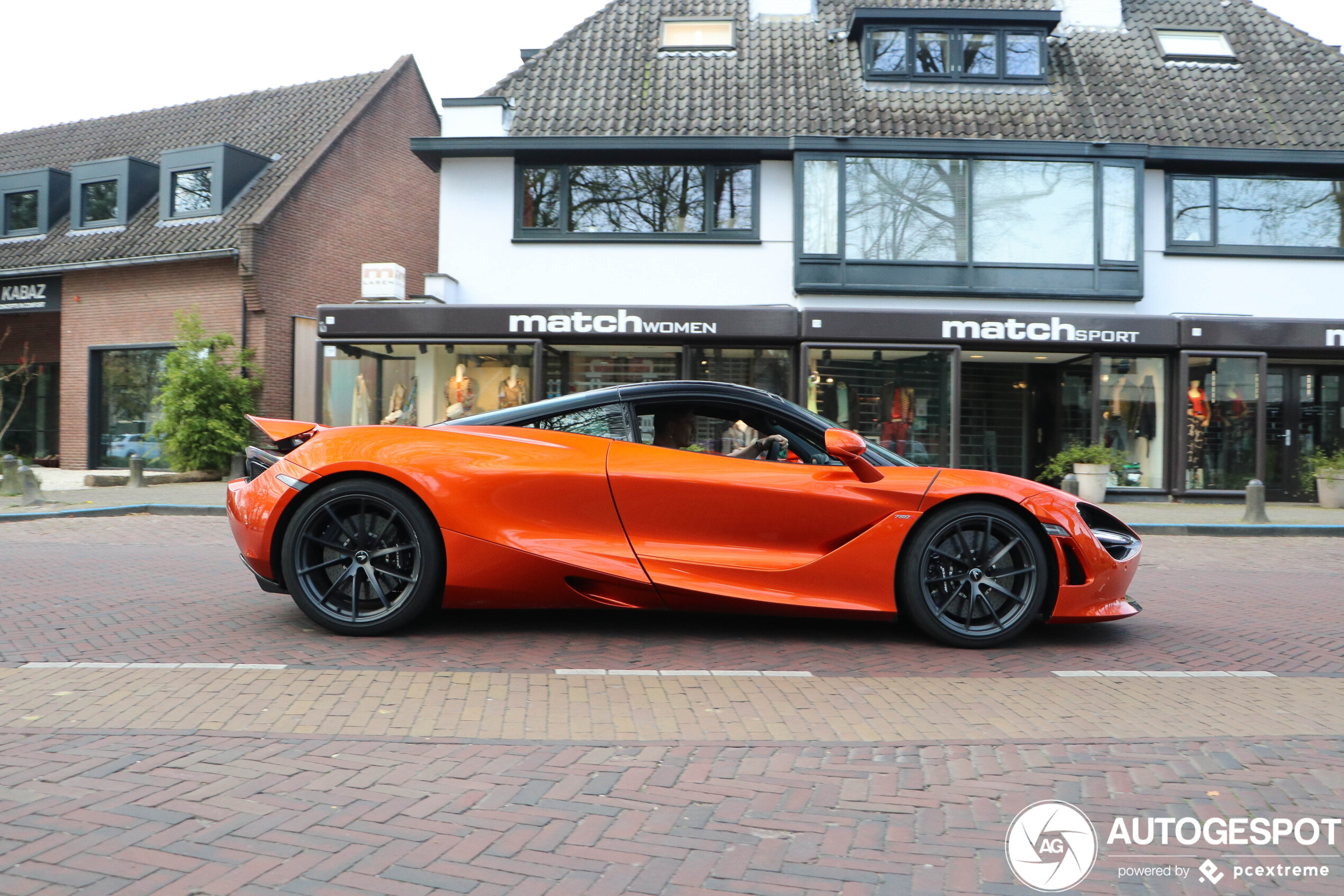 Rico Verhoeven past in een McLaren 720S