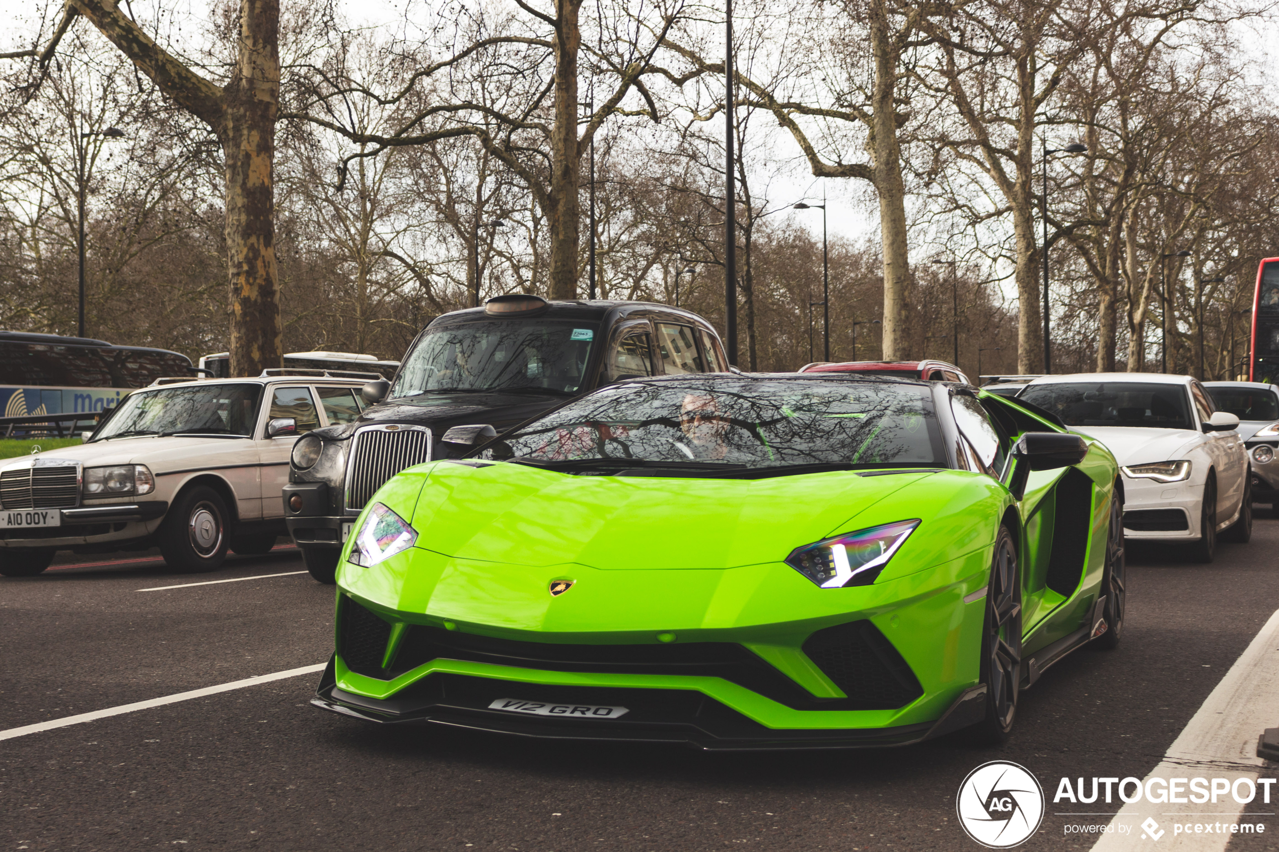 Lamborghini Aventador S LP740-4 Roadster Nero Design