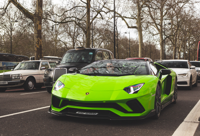 Lamborghini Aventador S LP740-4 Roadster Nero Design