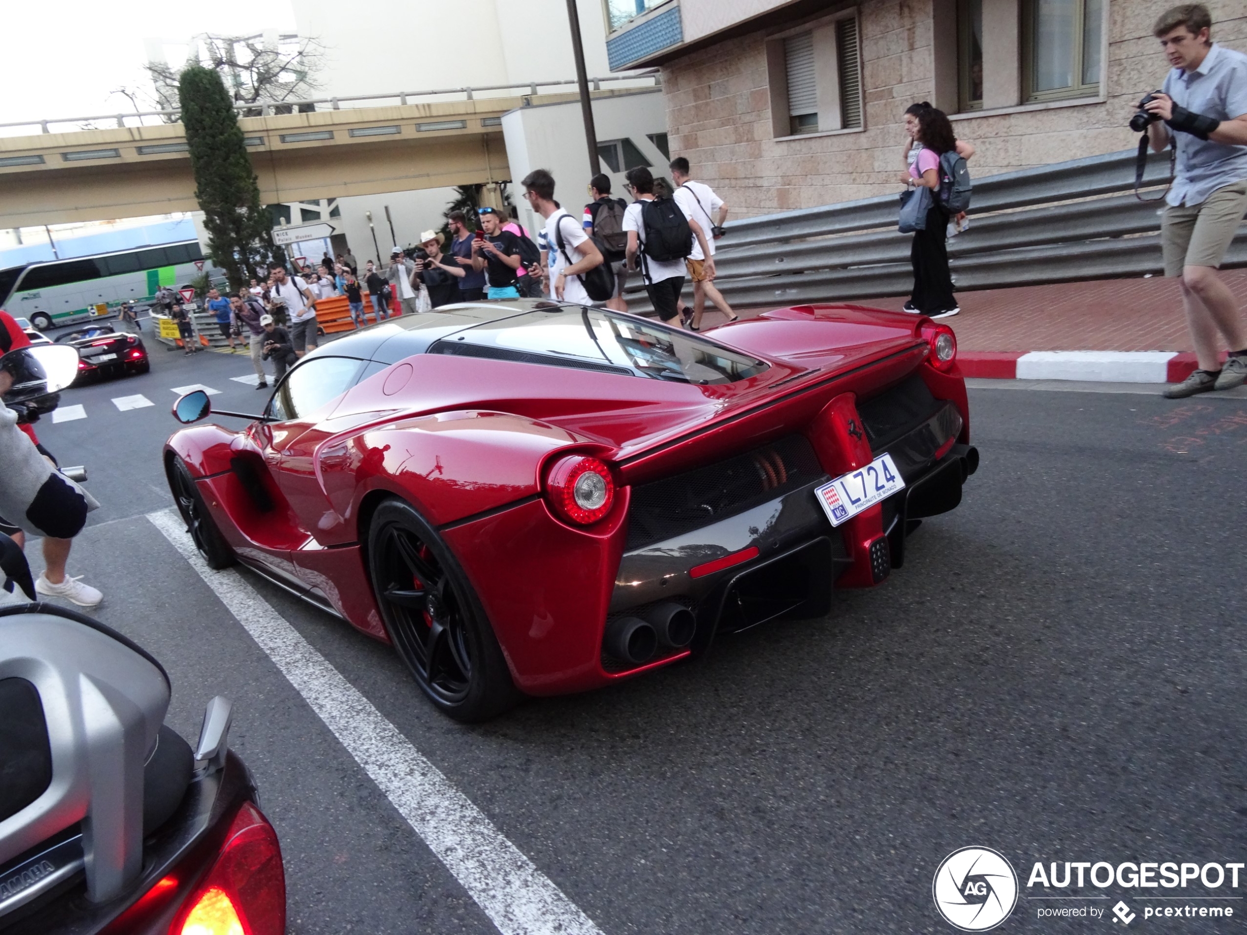Gespot: Ferrari LaFerrari in Monaco omsingeld door spotters