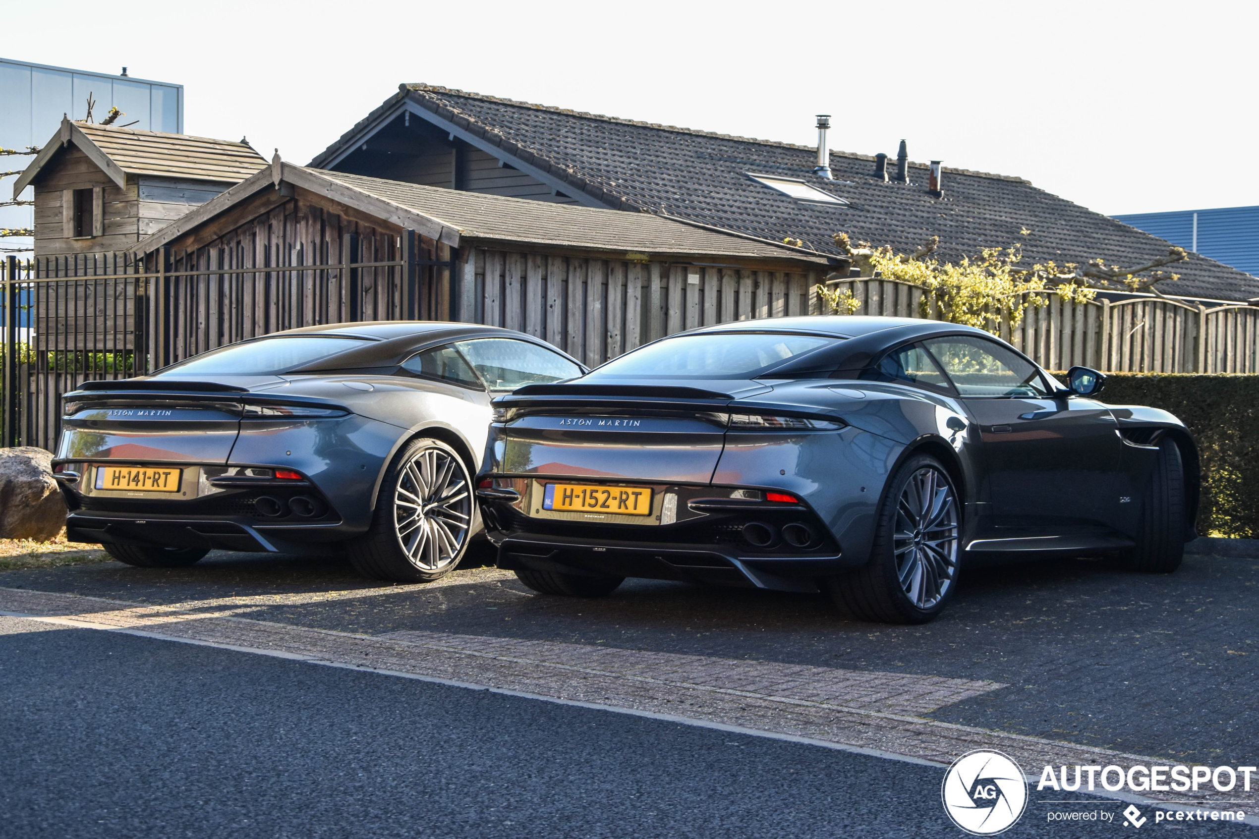 Combo: twee identieke Aston Martin DBS Superleggeras