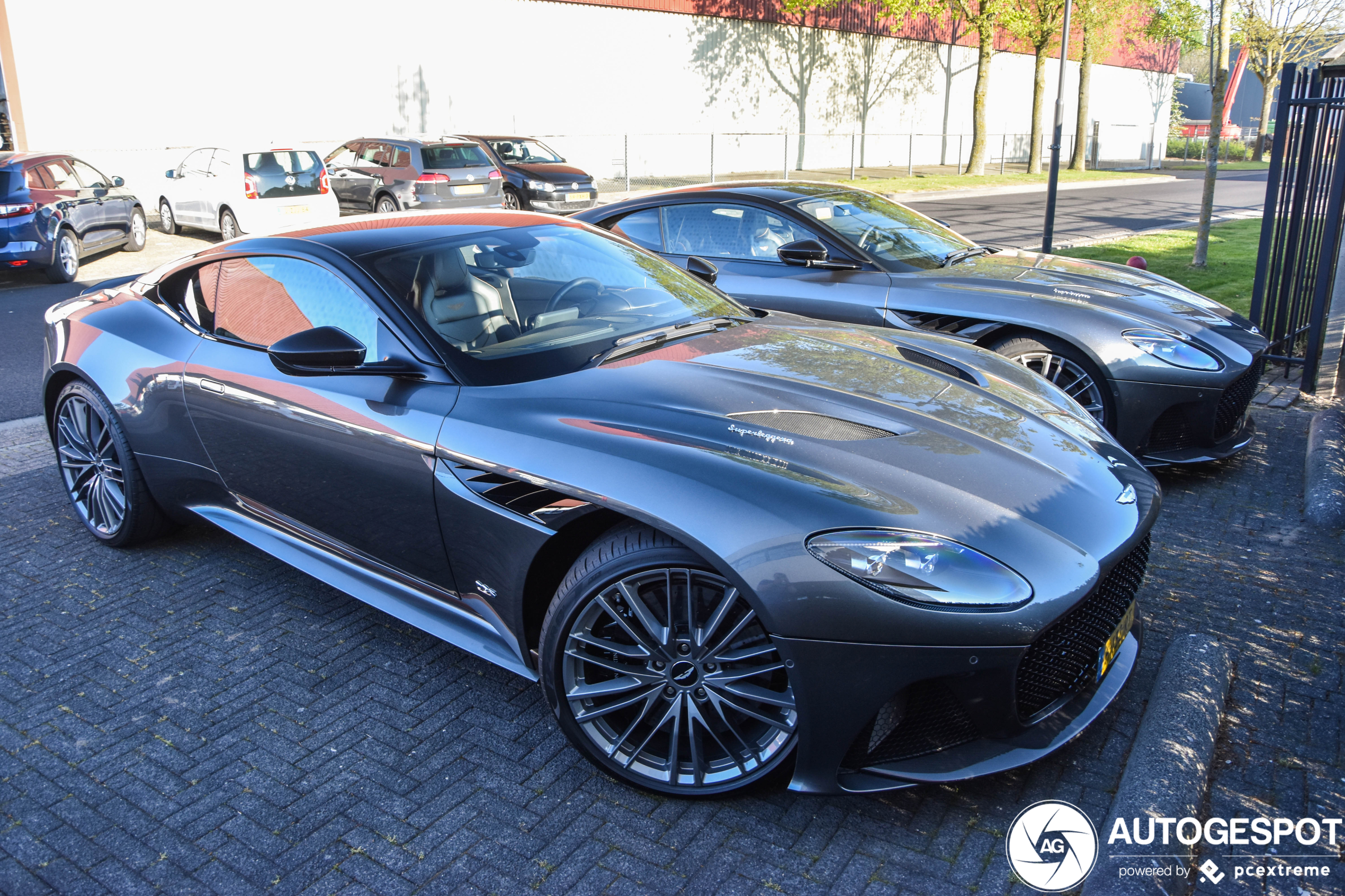 Combo: twee identieke Aston Martin DBS Superleggeras