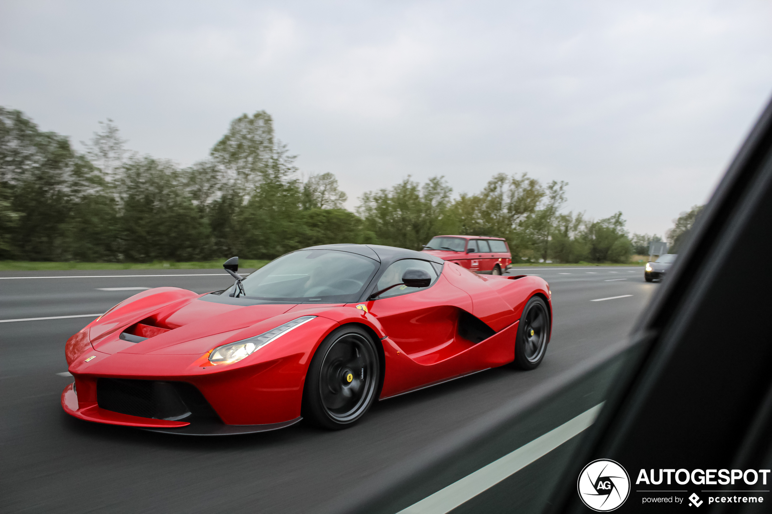 Oef! Ferrari LaFerrari gespot op Nederlandse snelweg