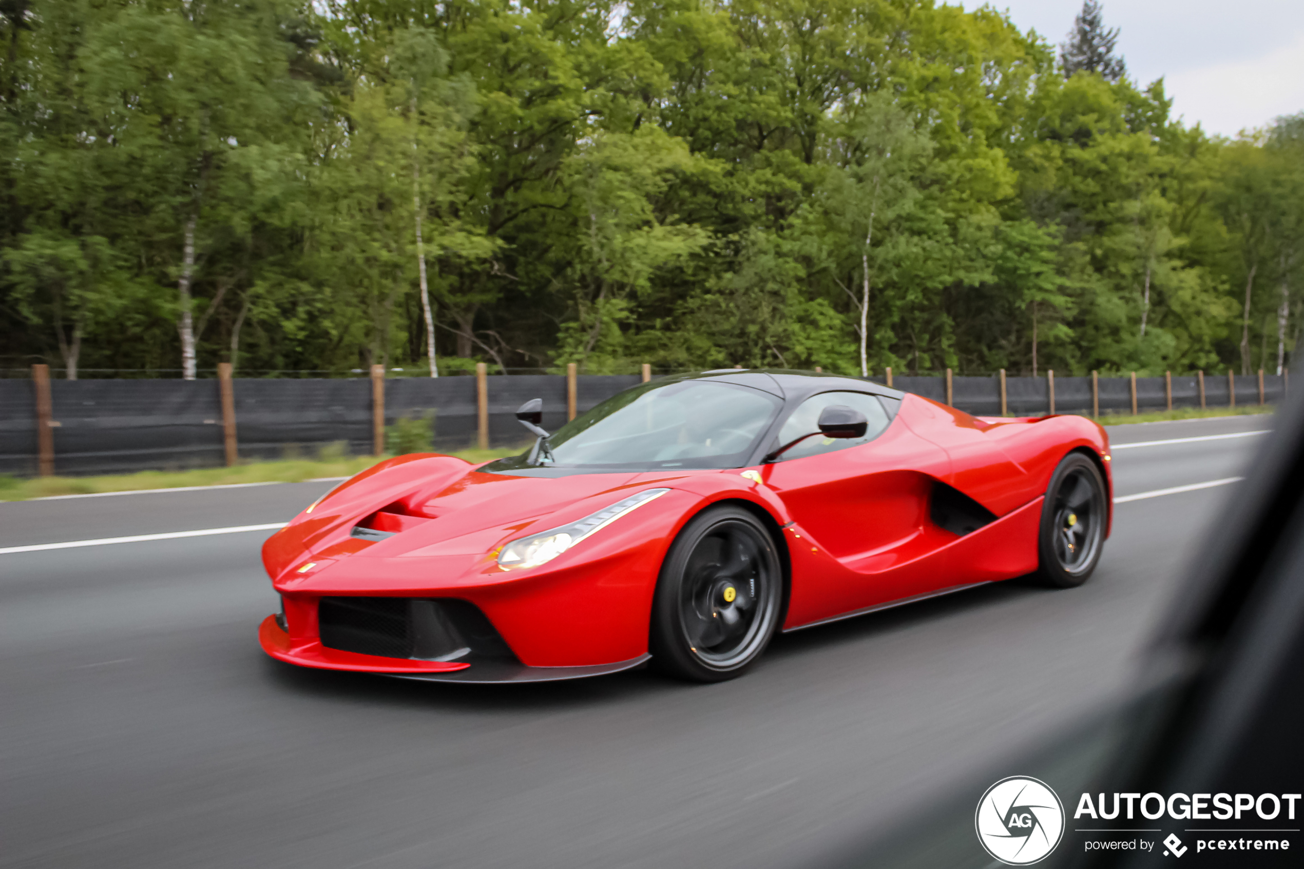 Oef! Ferrari LaFerrari gespot op Nederlandse snelweg